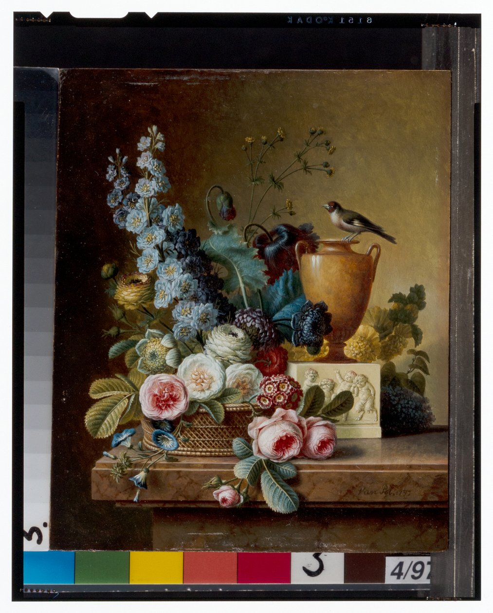 Un vase de fleurs sur un rebord de marbre et un panier de fleurs avec un chardonneret - Christiaan van Pol
