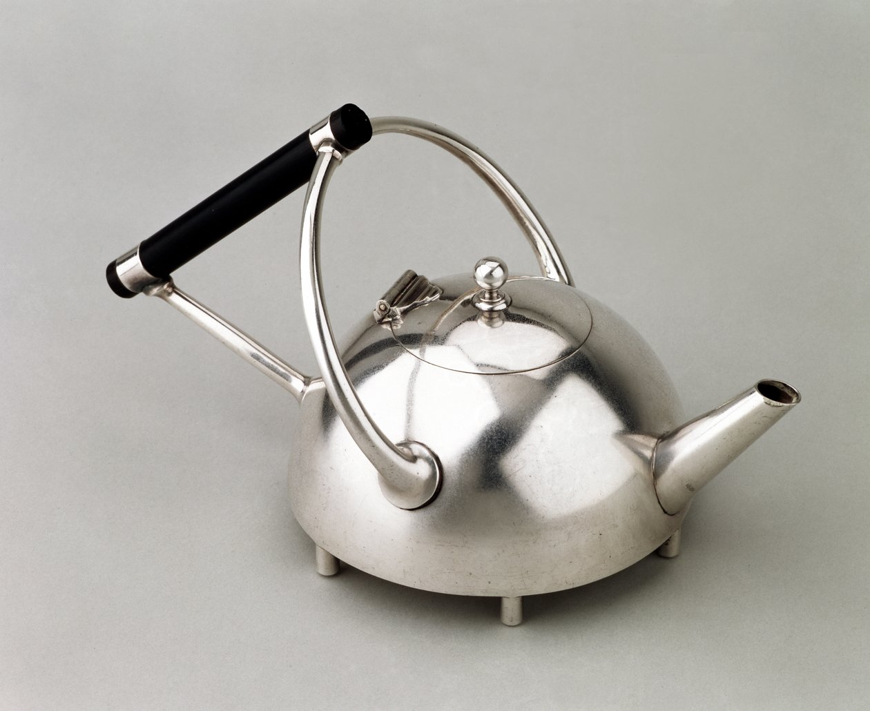 Théière hémisphérique sur six pieds, fabriquée par James Dixon & Son, 1880 - Christopher Dresser