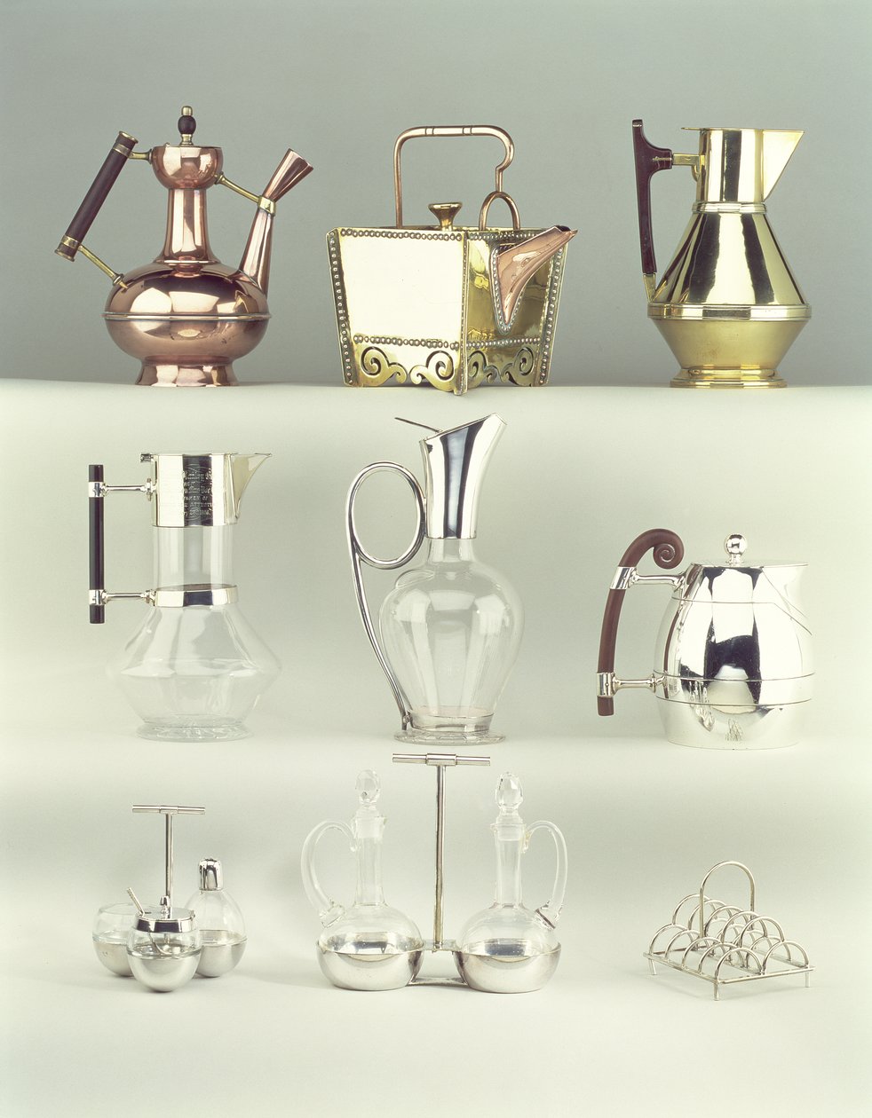Haut, de gauche à droite : Cafetière orientale, Benham & Froud, vers 1888 ; Théière carrée rivetée japonaise, Benham & Froud, vers 1888 ; Carafe à vin, Richard Perry, Son & Co., vers 1880 - Christopher Dresser