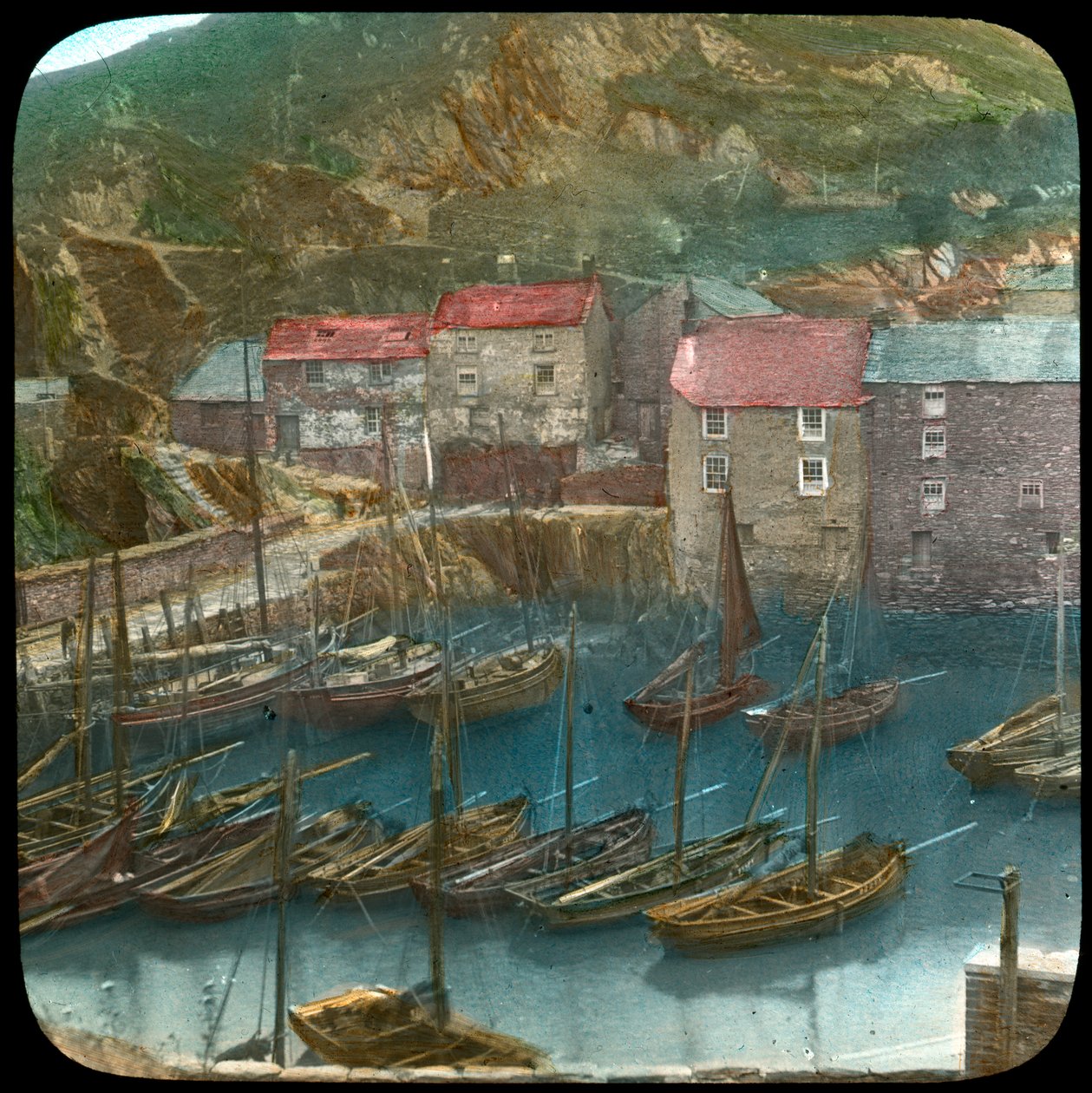 Bateaux de pêche dans le port, Polperro, Cornouailles, fin 19e ou début 20e siècle - Church Army Lantern Department