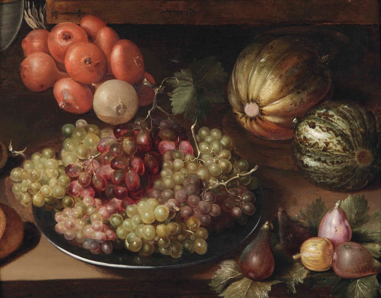 Raisins blancs et rouges sur une assiette en étain, une ficelle d