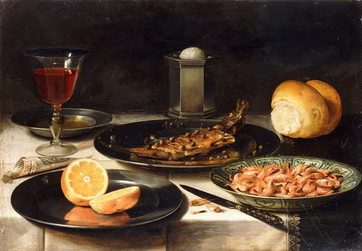 Un hareng avec des câpres et une orange tranchée sur des assiettes et un bol de crevettes sur une table - Charlotte Evans