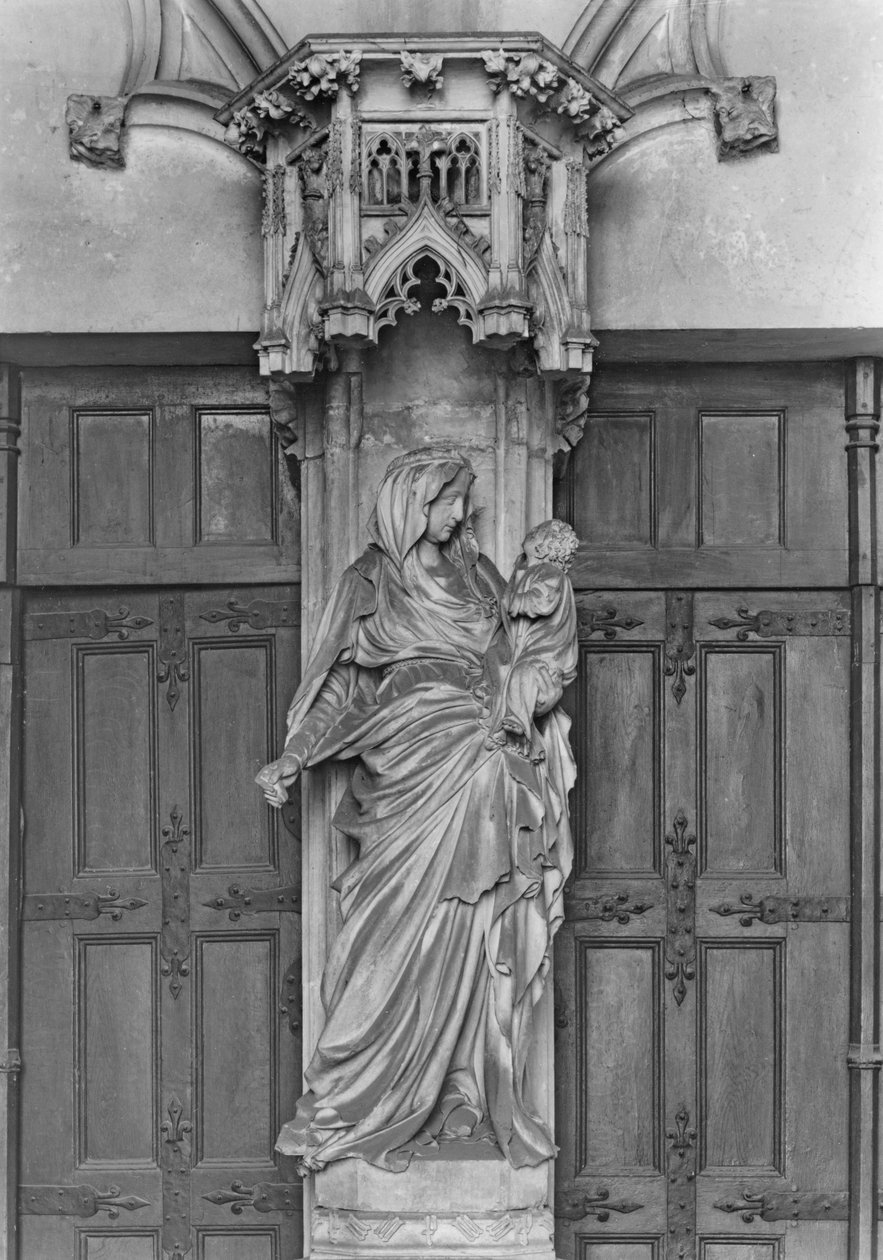 Portail avec un trumeau représentant la Vierge et l