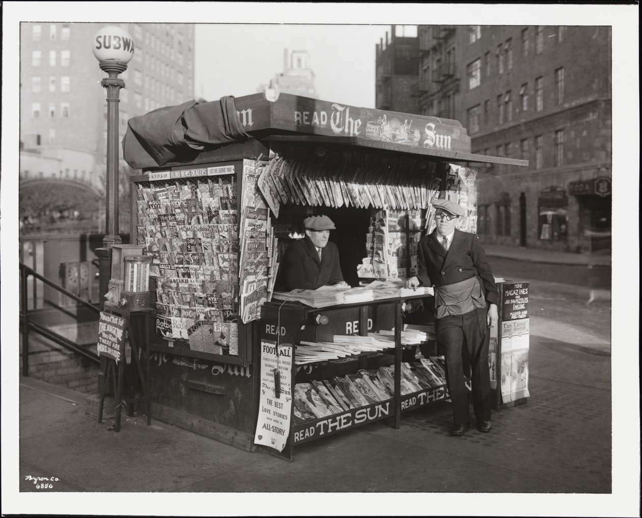 Un kiosque à journaux - Company Byron