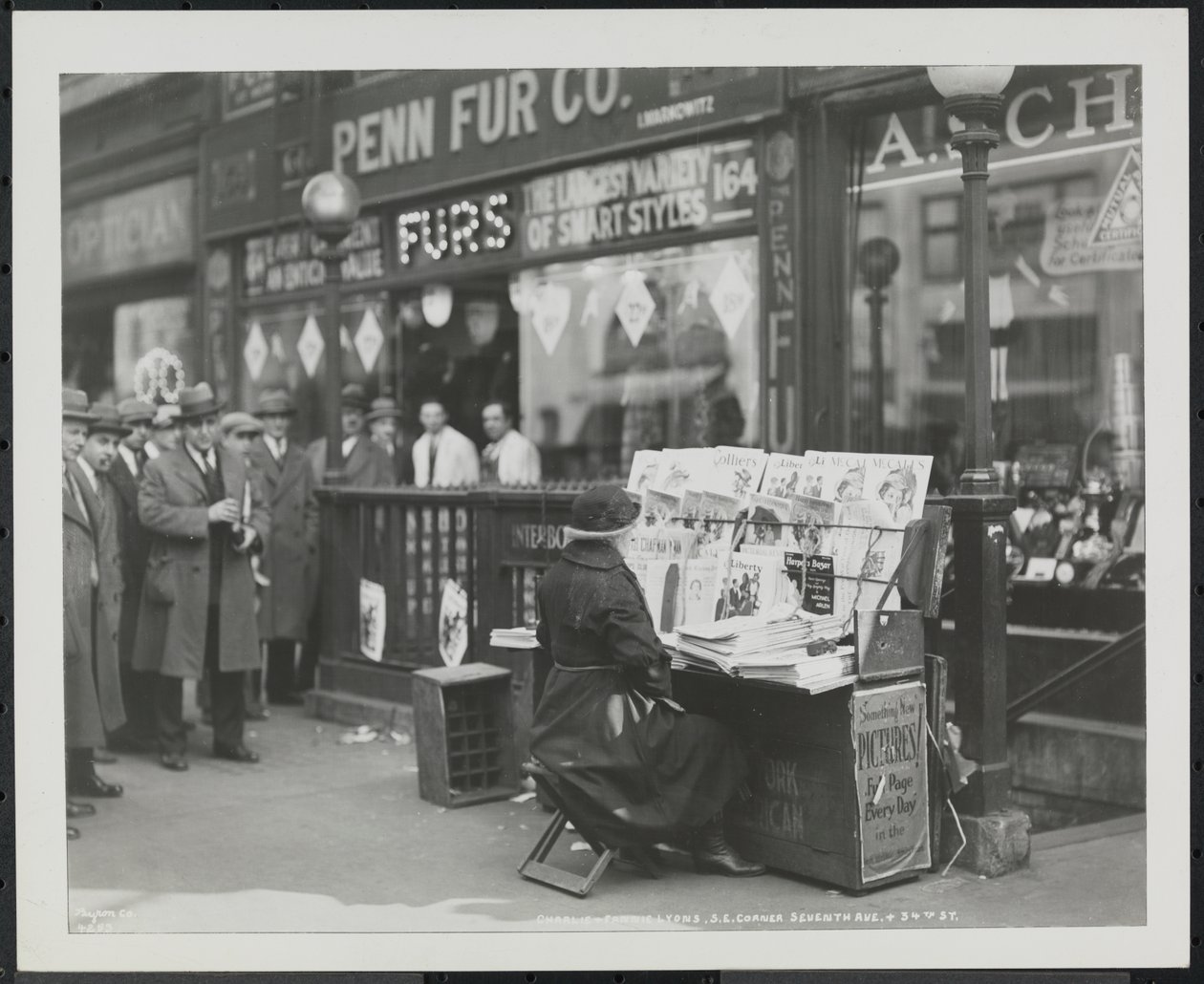Marchande de journaux aveugle, Fannie Lyons, à son stand au coin sud-est de la 7e Avenue et de la 34e Rue - Company Byron