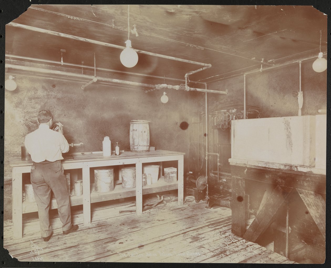 Laboratoires de films chez Carlton Motion Picture Co. avec cinq hommes et une femme travaillant avec des films, épissure, etc., New York - Company Byron