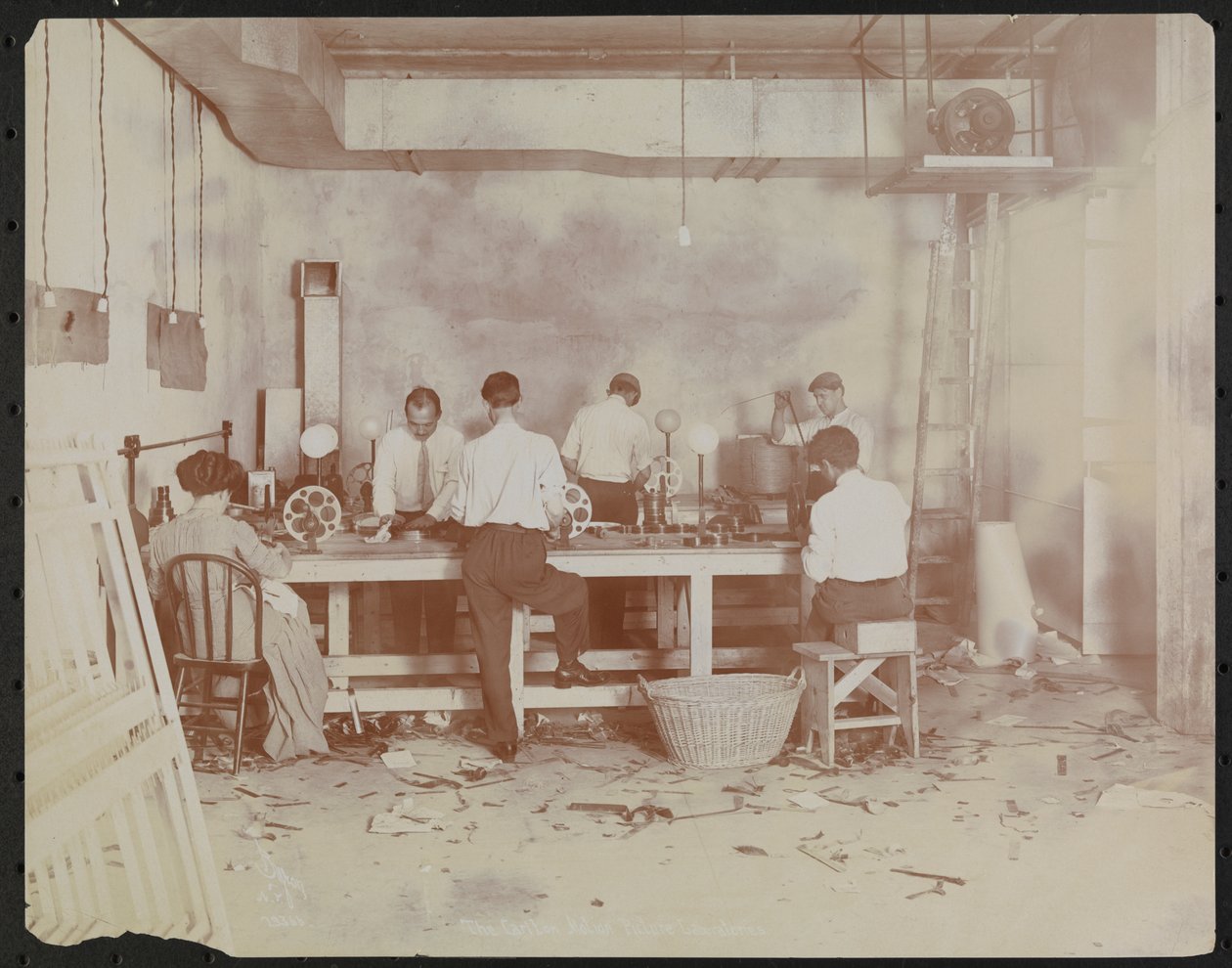 Laboratoires de films chez Carlton Motion Picture Co. avec cinq hommes et une femme travaillant avec des films, épissure, etc., New York - Company Byron