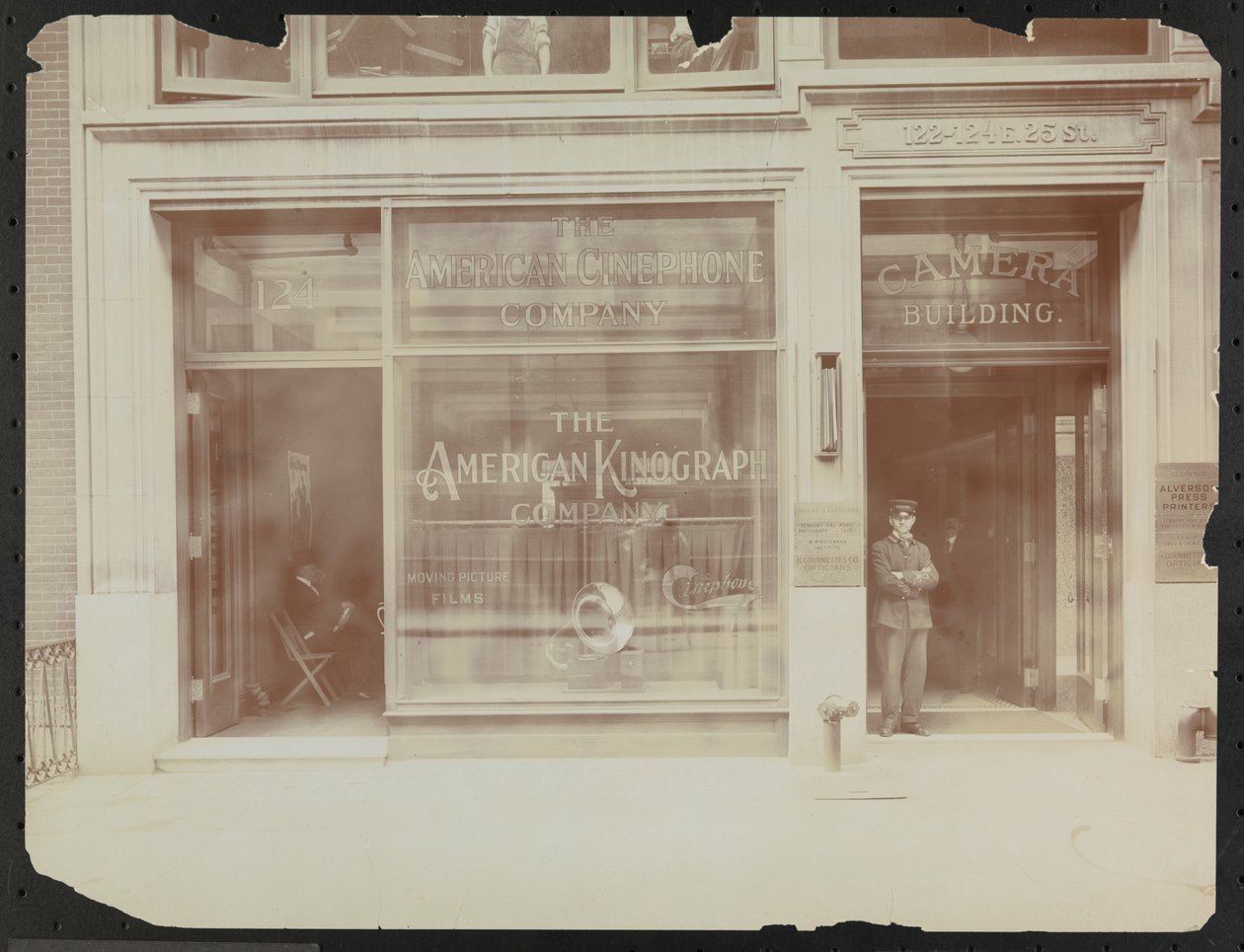 Façade du premier étage du 122-124 E. 25th Street, le bâtiment de la caméra, American Cinephone Company et American Kinograph Company et portier, New York - Company Byron