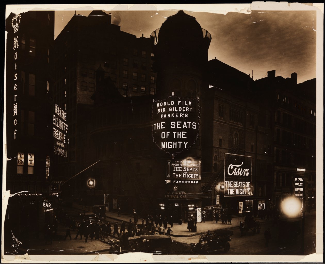 Le Casino Theatre la nuit, foules et voitures, et ouvriers creusant dans la rue, Broadway et 39e rue, New York, c.1915 - Company Byron