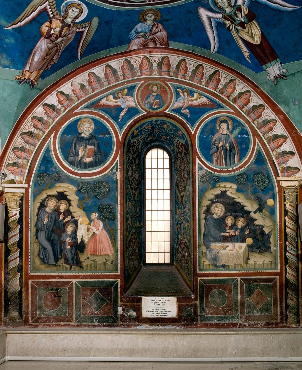 Différents épisodes de la vie de Saint Benoît de Nursie : à gauche une femme tend un morceau de pain empoisonné à Saint Benoît, à droite un corbeau prend le pain et sauve Saint Benoît. Fresque du Maître Consolo - Consolo 