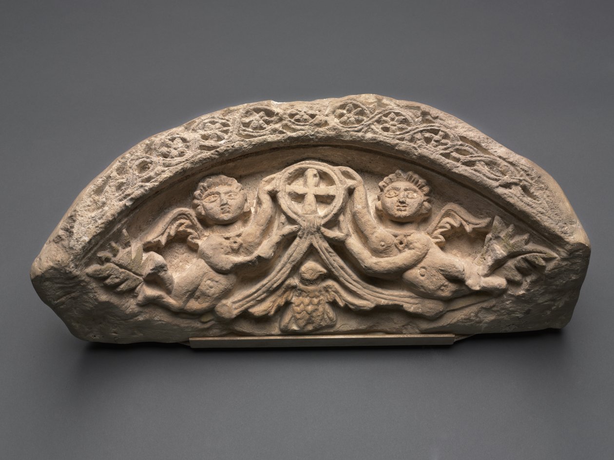 Lunette avec deux anges soutenant une croix pendante, 400s - Coptic