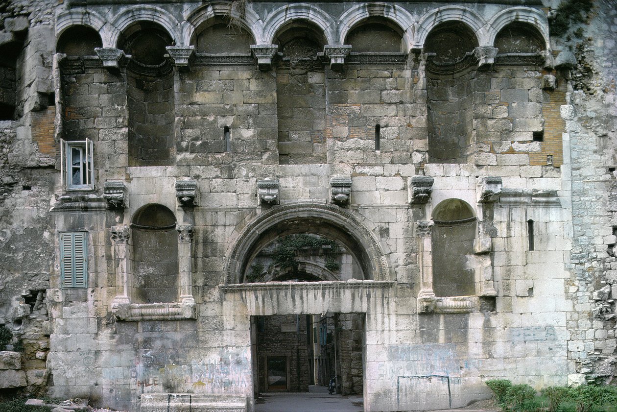 Porta Aurea au palais de Dioclétien, c.300 après J.-C. - Croatian School