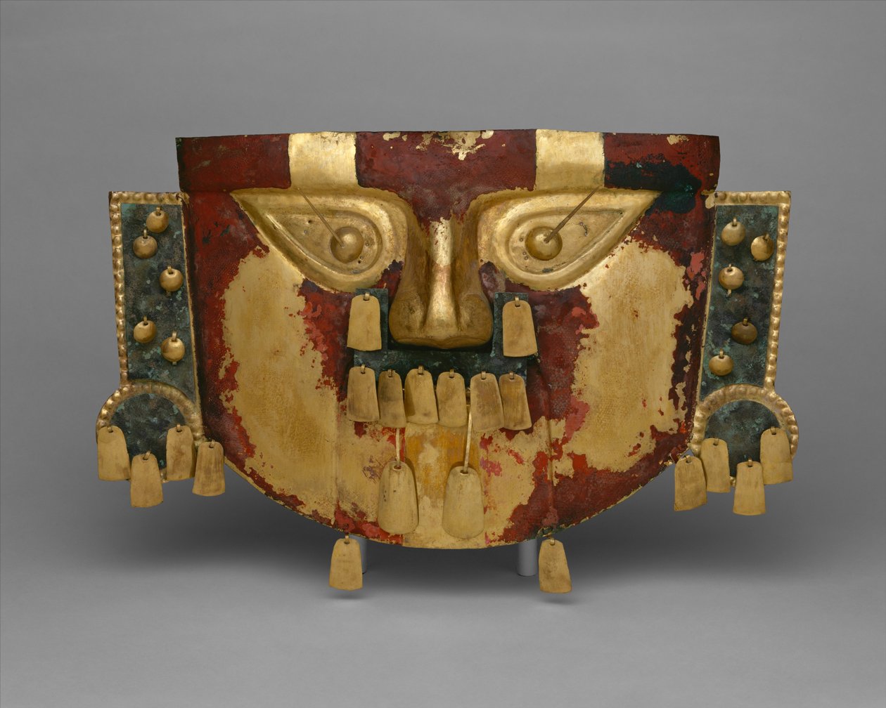 Masque funéraire péruvien, 900-1100 après J.-C. (or, argent-cuivre, cinabre) - Culture Sicán
