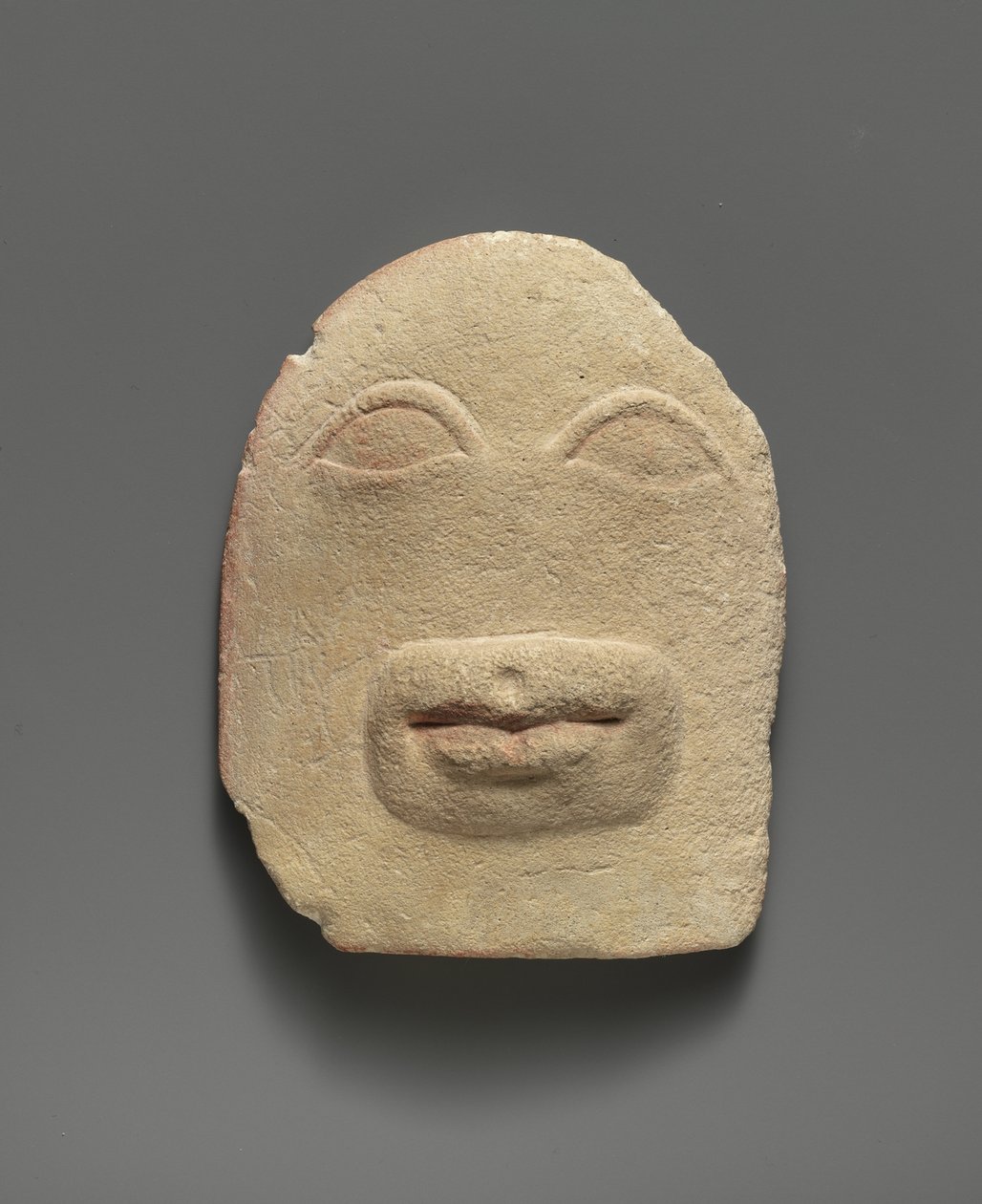 Relief votif en calcaire des yeux et d