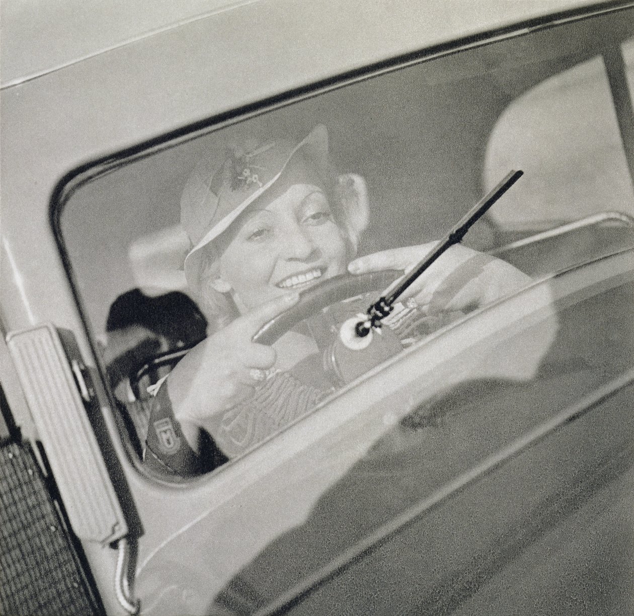 Une femme conduisant, vers 1930 - Czech Photographer