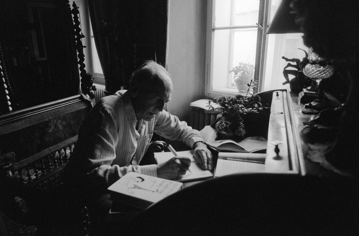 Jiri Mucha assis à son bureau dans sa maison à Hradcany, Prague - Czech Photographer