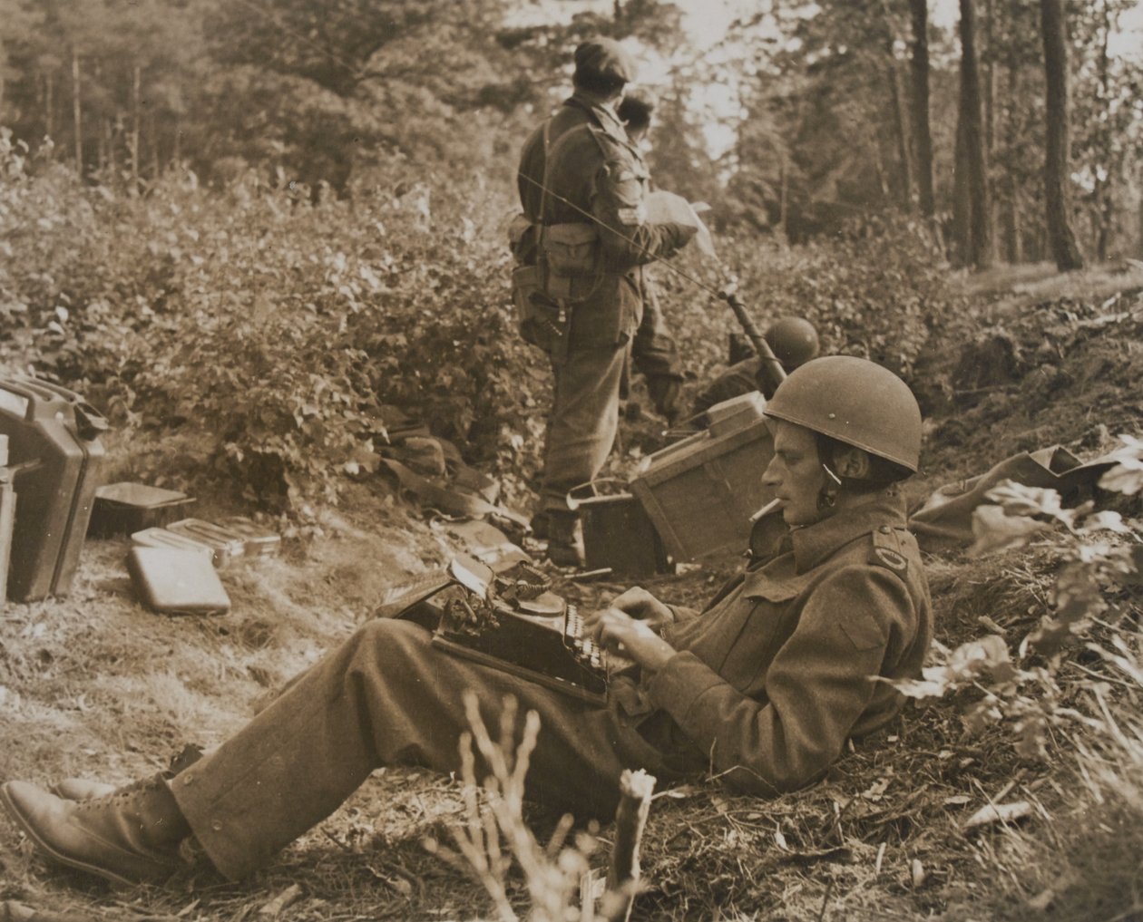 Correspondant de guerre Alan Wood tapant une dépêche - D.M. Sgt. Smith