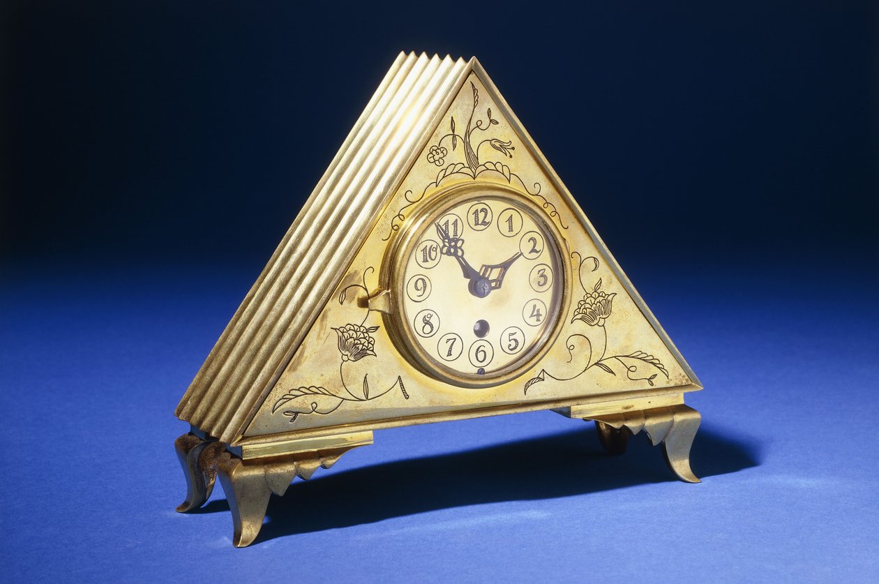 Une horloge de table triangulaire en laiton avec décoration florale gravée - Dagobert (attr. to) Peche