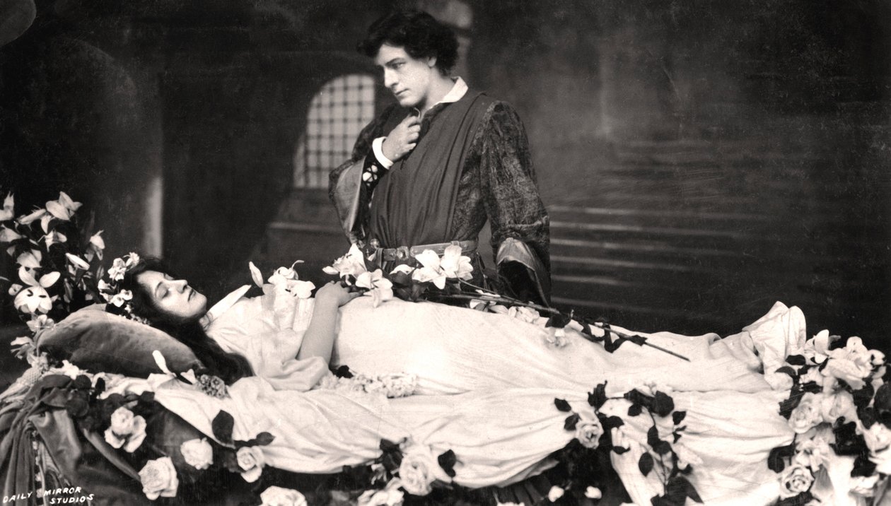 Matheson Lang et Nora Kerin dans une scène de Roméo et Juliette, 1908 - Daily Mirror Studios
