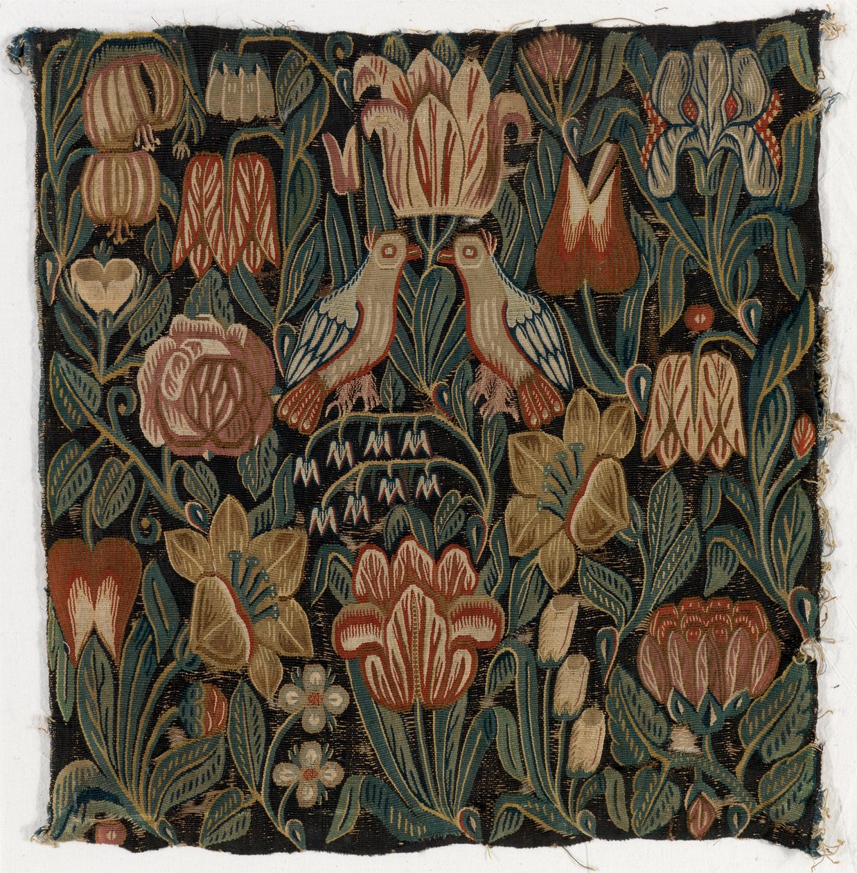 Housse de coussin en tapisserie représentant deux oiseaux parmi des fleurs - Danish School