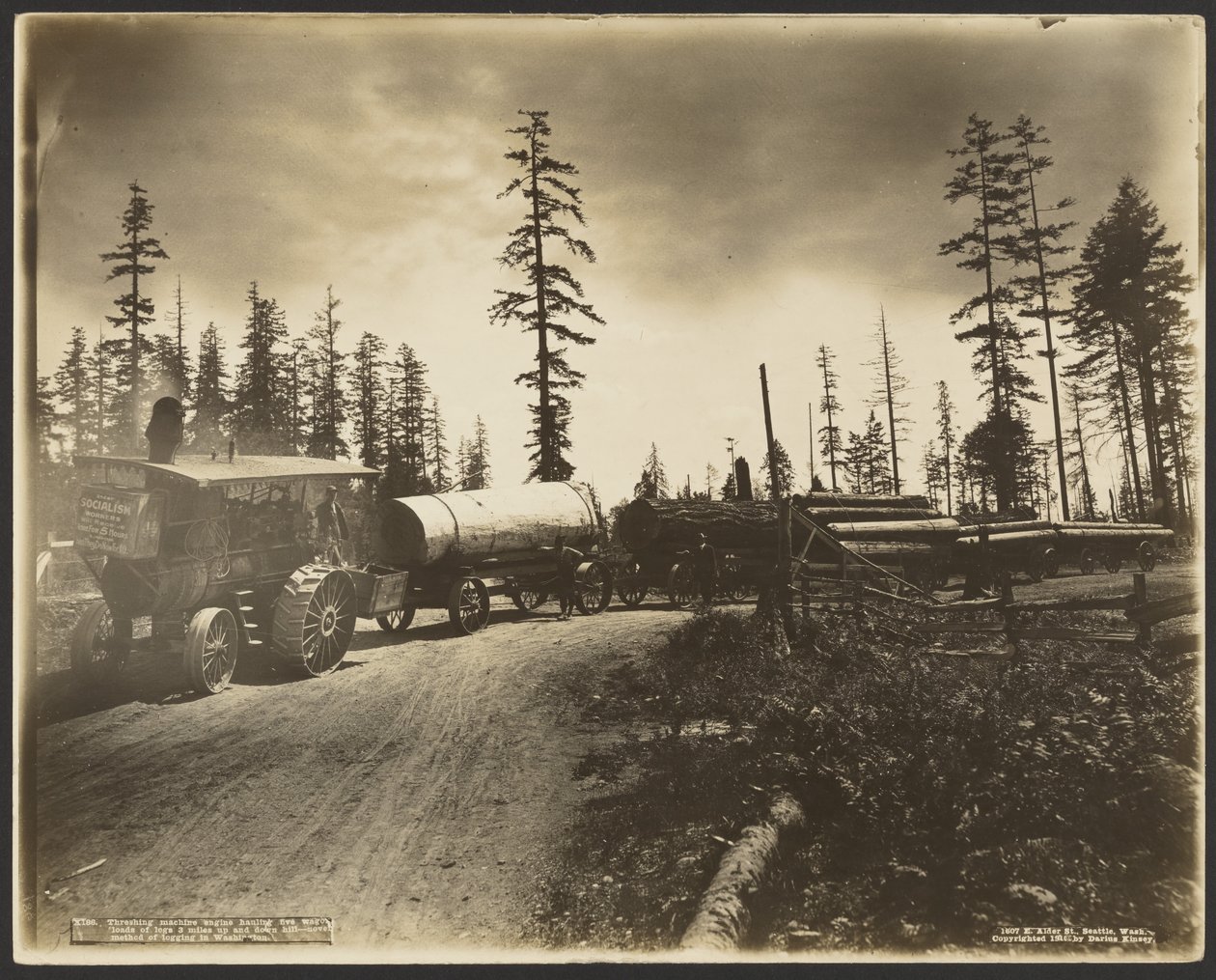 Moteur de batteuse tirant cinq wagons de grumes - Darius Kinsey