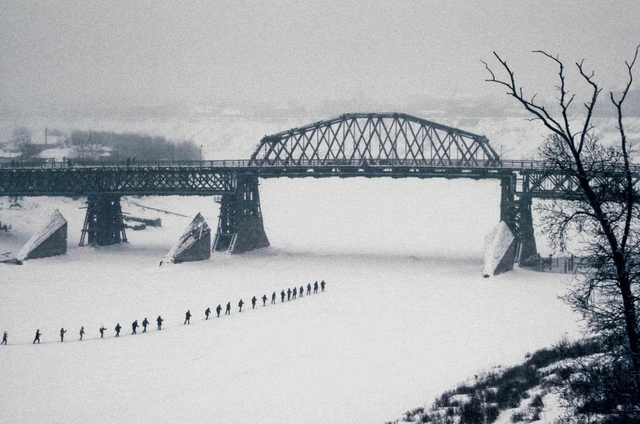 Novossibirsk, rivière Ob, Sibérie, URSS, Des étudiants traversent à pied la rivière Ob gelée dans la neige, Hiver 1976 (photo) - Dean Conger