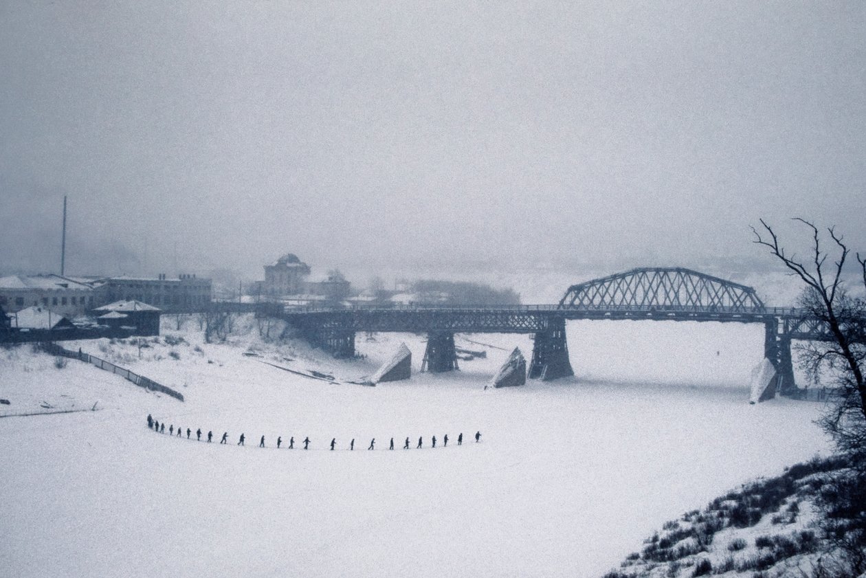 Novossibirsk, rivière Ob, Sibérie, URSS, Des étudiants traversent à pied la rivière Ob gelée dans la neige, Hiver 1976 (photo) - Dean Conger