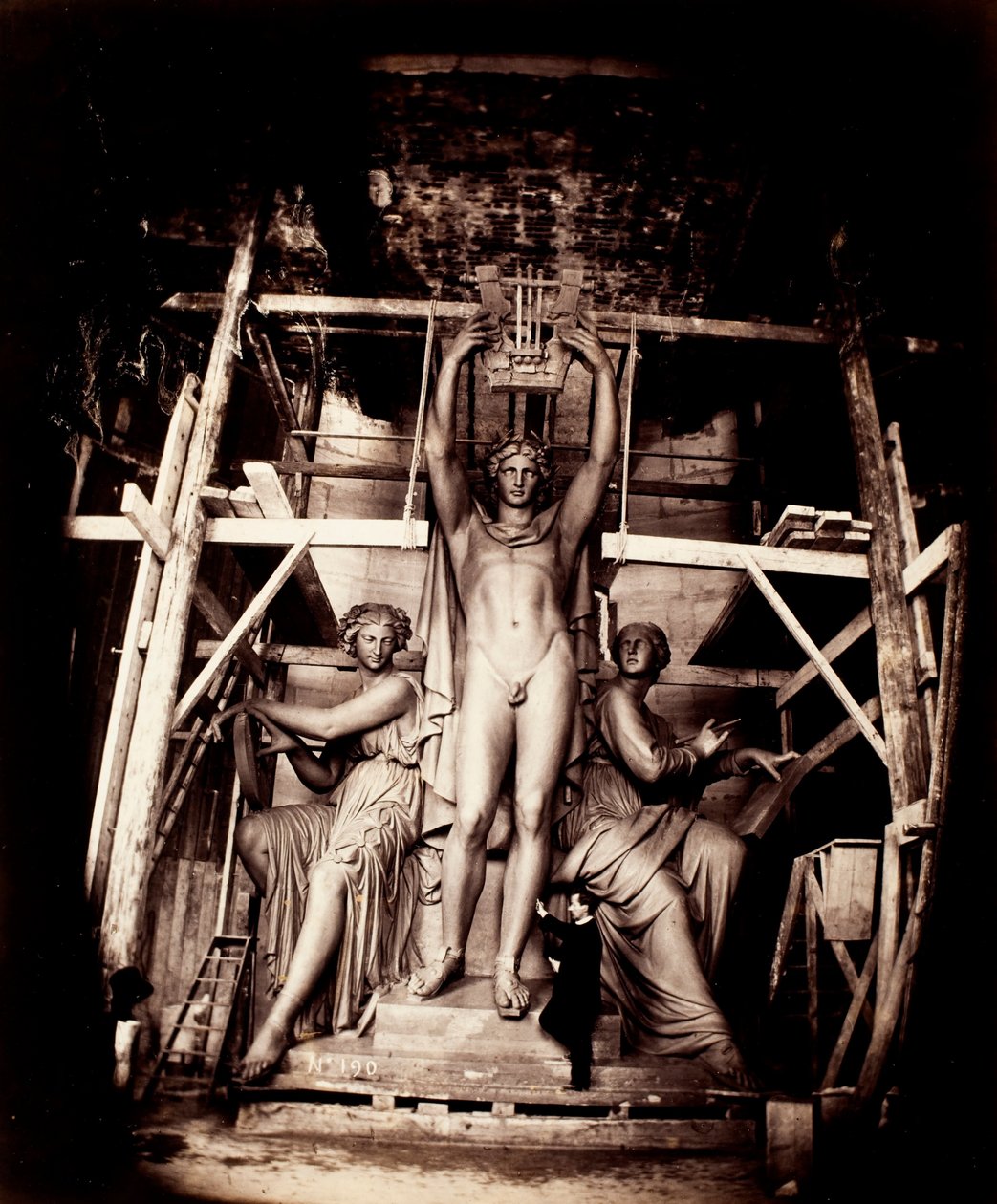 Sculpteur Amié Millet avec Apollon couronnant la danse et la poésie, modèle en plâtre à grande échelle pour une statue en bronze - Delmaet and Durandelle