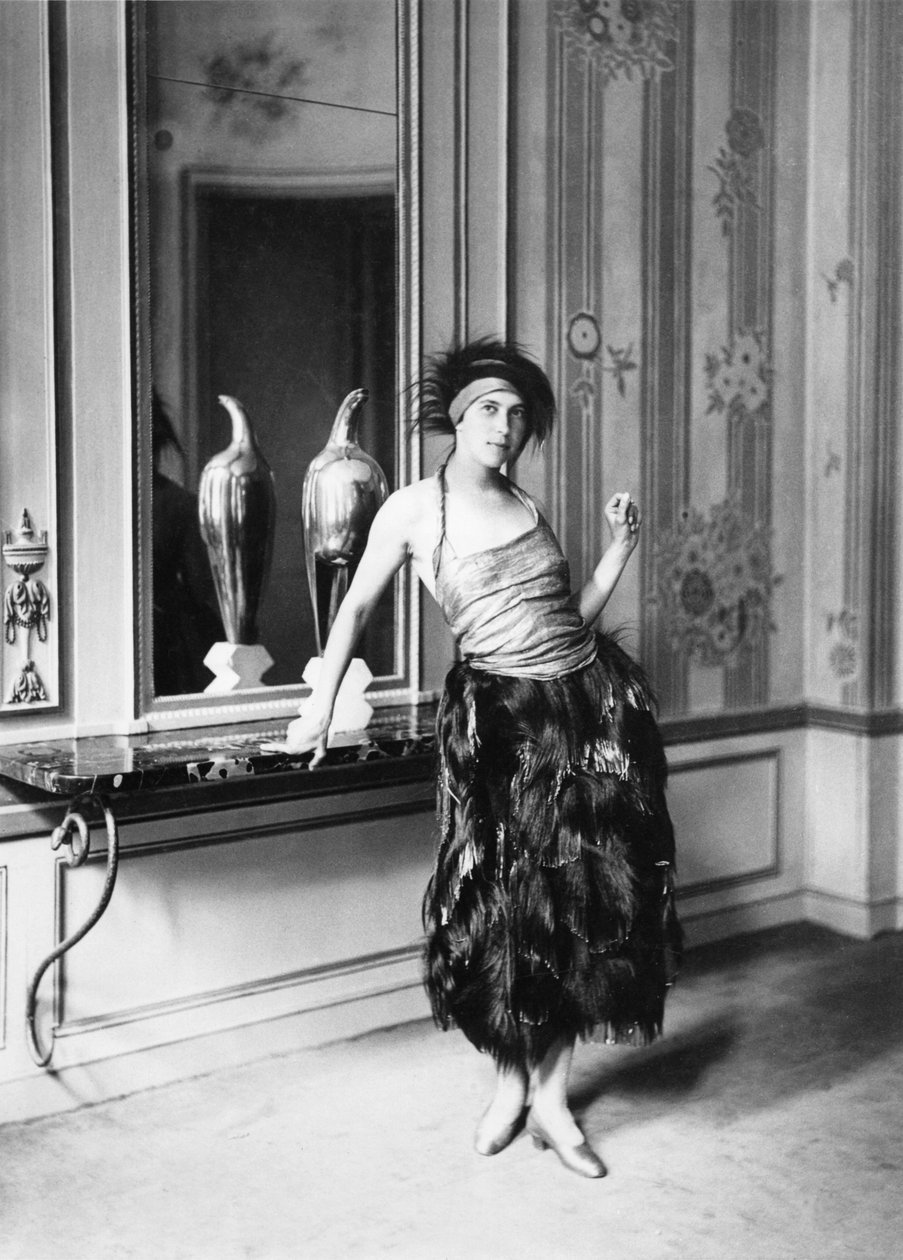 Madame Poiret en robe de Paul Poiret (1879-1944) 1919 - Delphi Studio