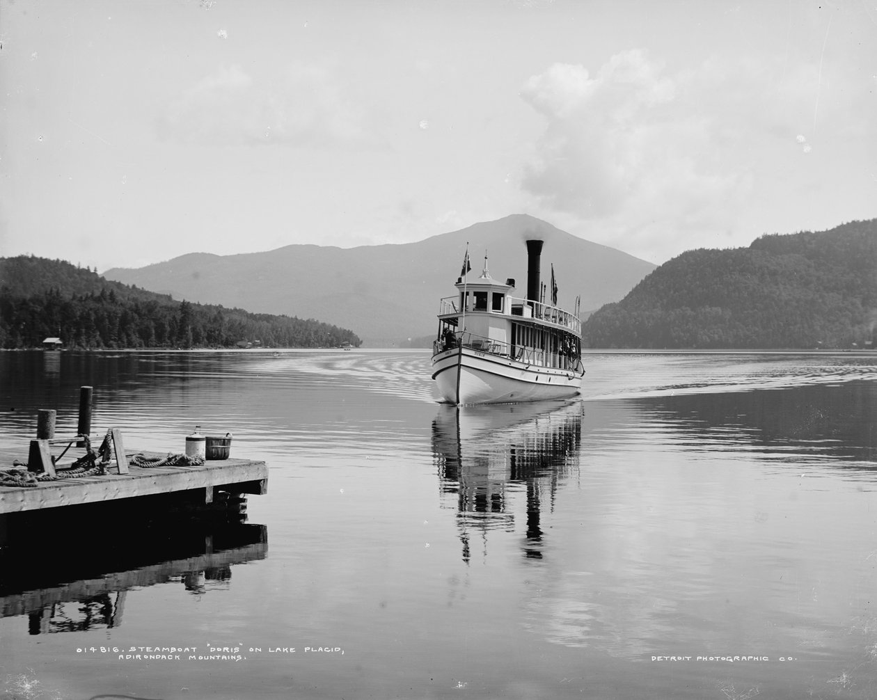 Bateau à vapeur Doris sur le lac Placid, montagnes Adirondack, vers 1902 - Detroit Publishing Co.