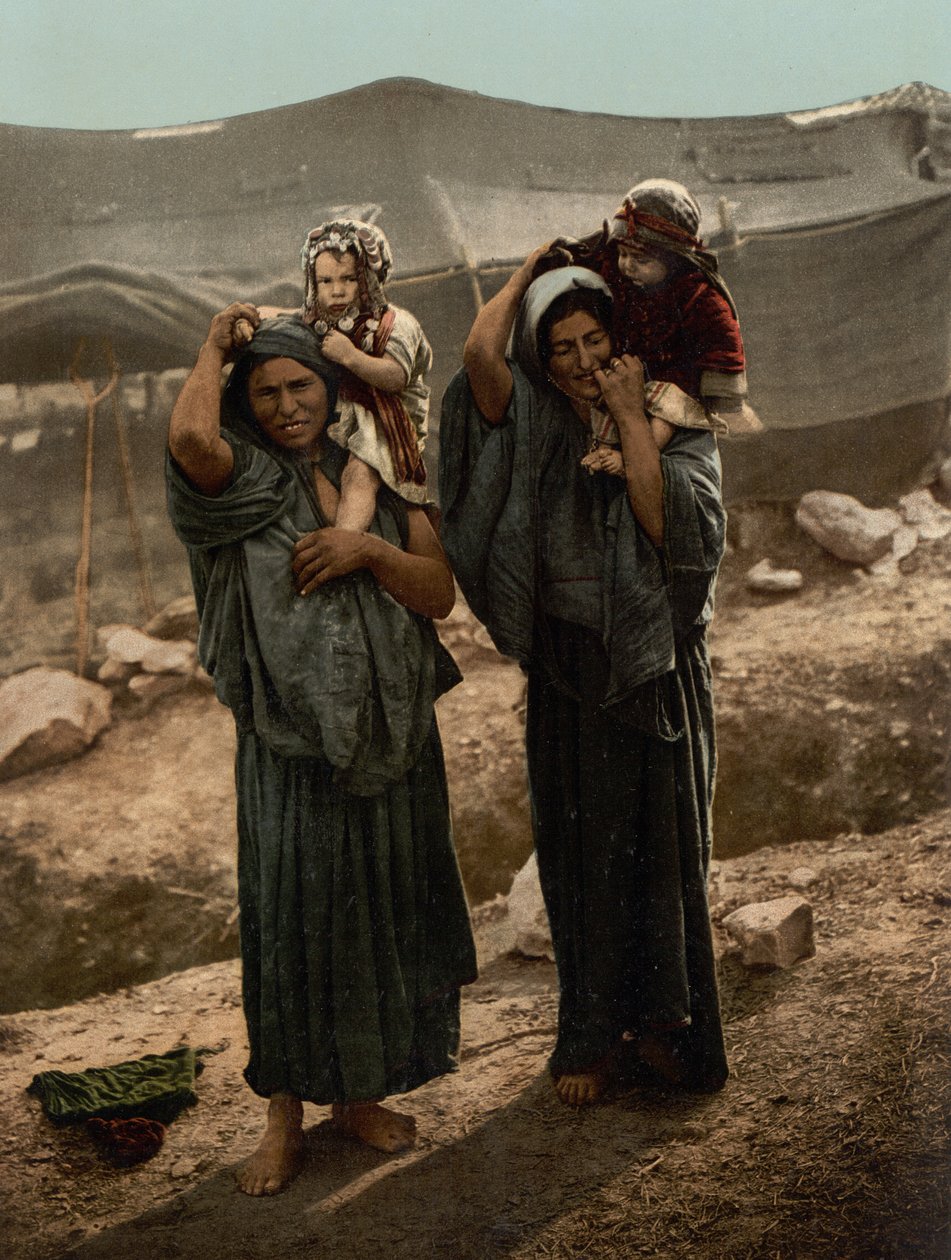 Bédouins et enfants devant une tente, Terre Sainte - Detroit Photographic Co.