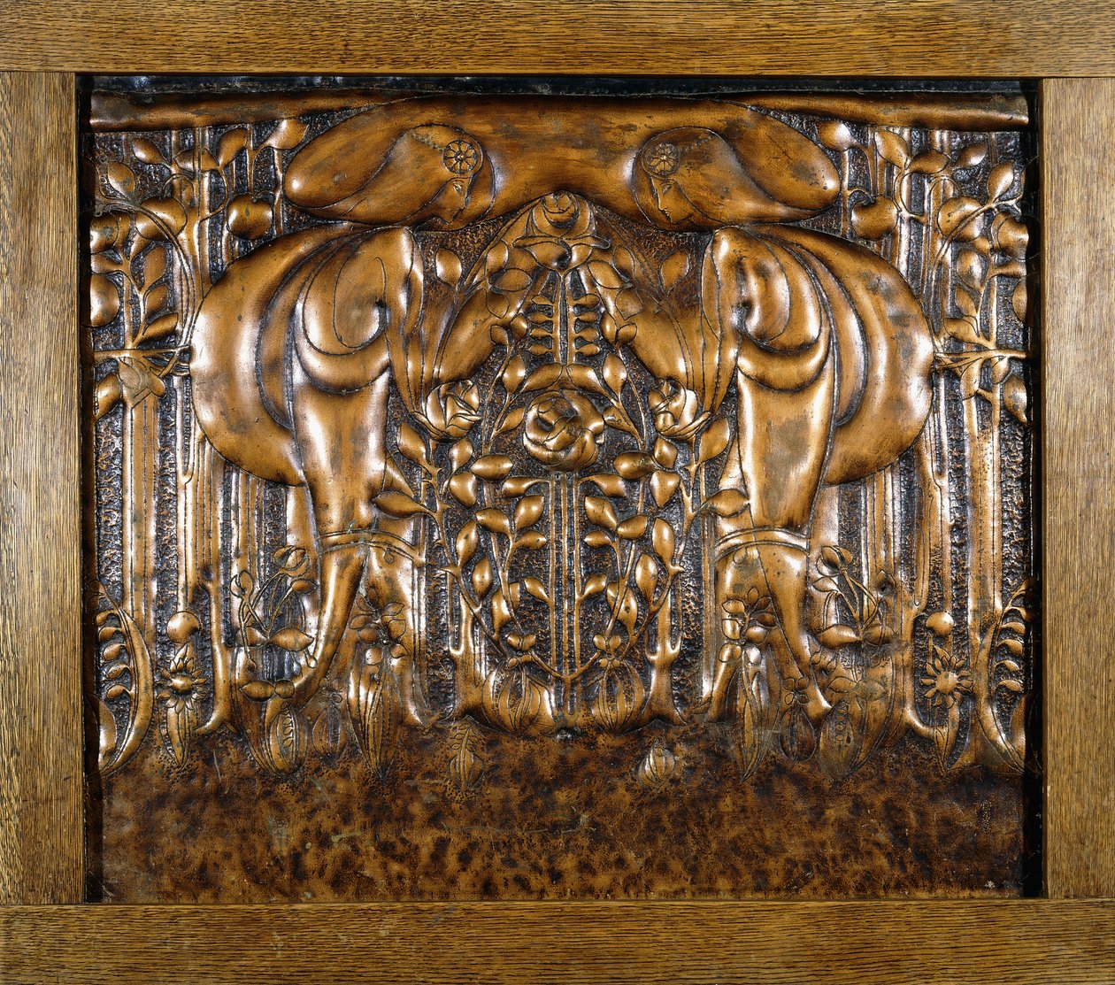 Panneau décoratif en plomb moulé en haut relief, représentant deux jeunes filles stylisées se faisant face - Donald McKay Stoddart