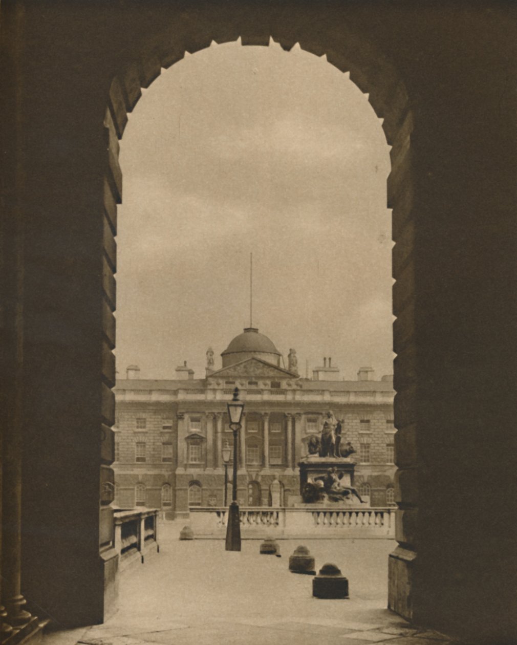 Vue passagère de Somerset House depuis The Strand, vers 1935 - Donald McLeish