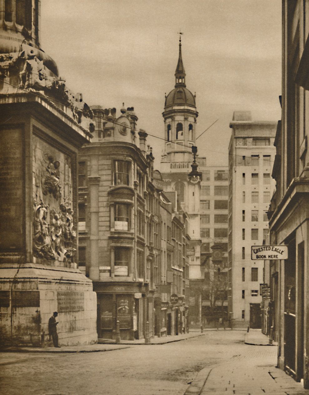 À la base du monument de Fish Street Hill, vers 1935 - Donald McLeish