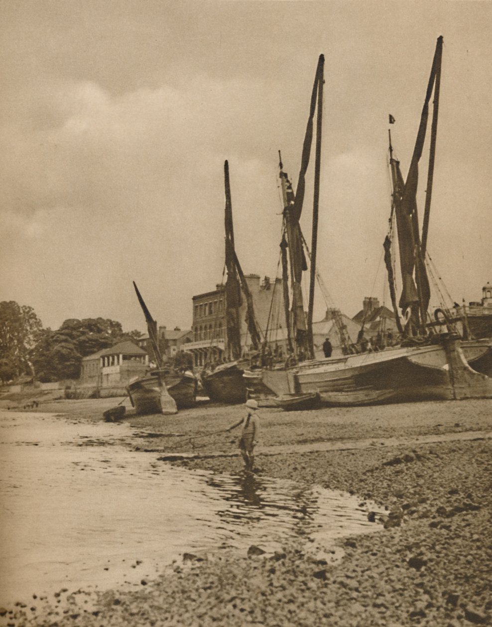 Barges échouées à Mortlake avec la marée basse, vers 1935 - Donald McLeish