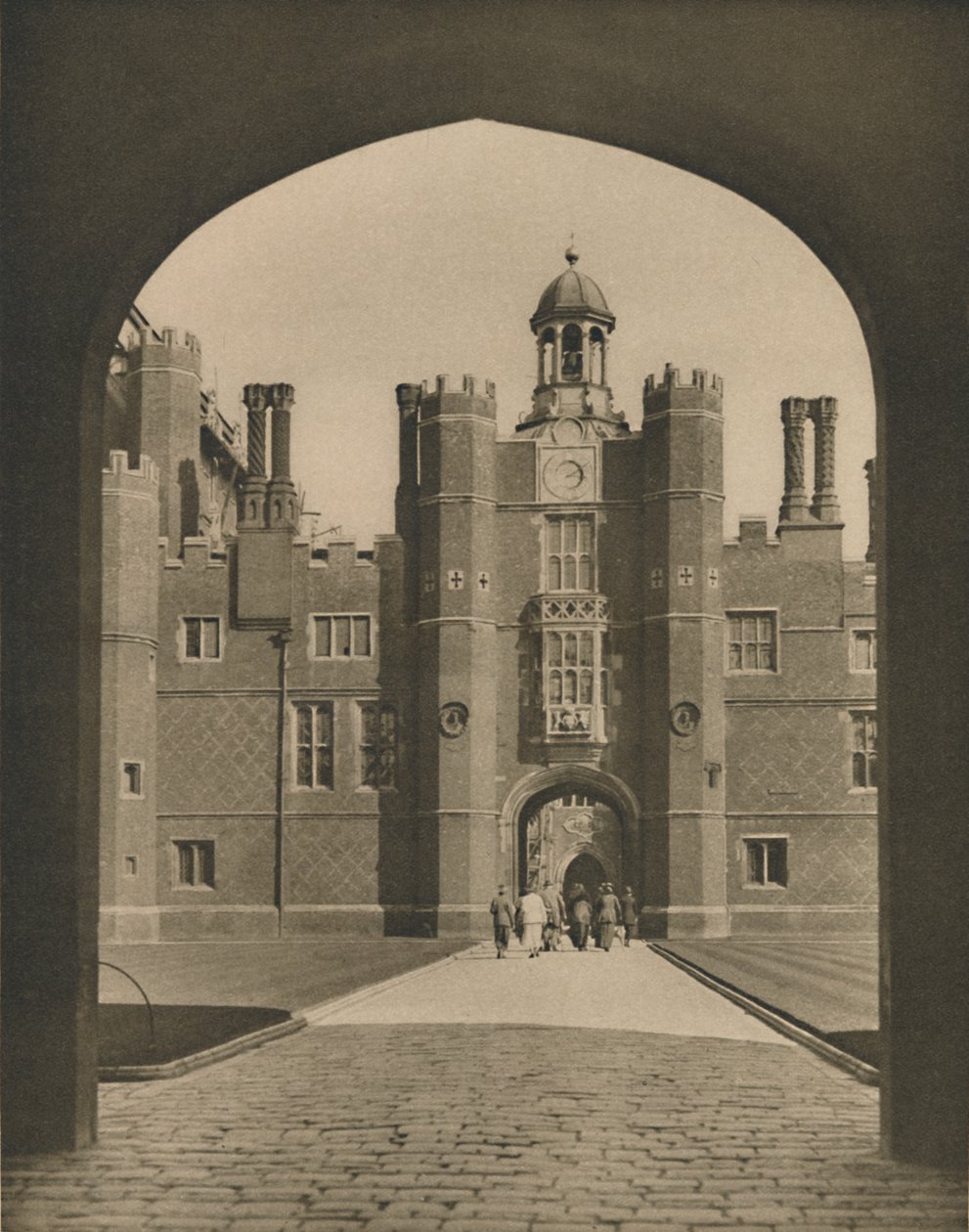 Base Court, le premier quadrilatère du palais de Wolsey, c1935 - Donald McLeish
