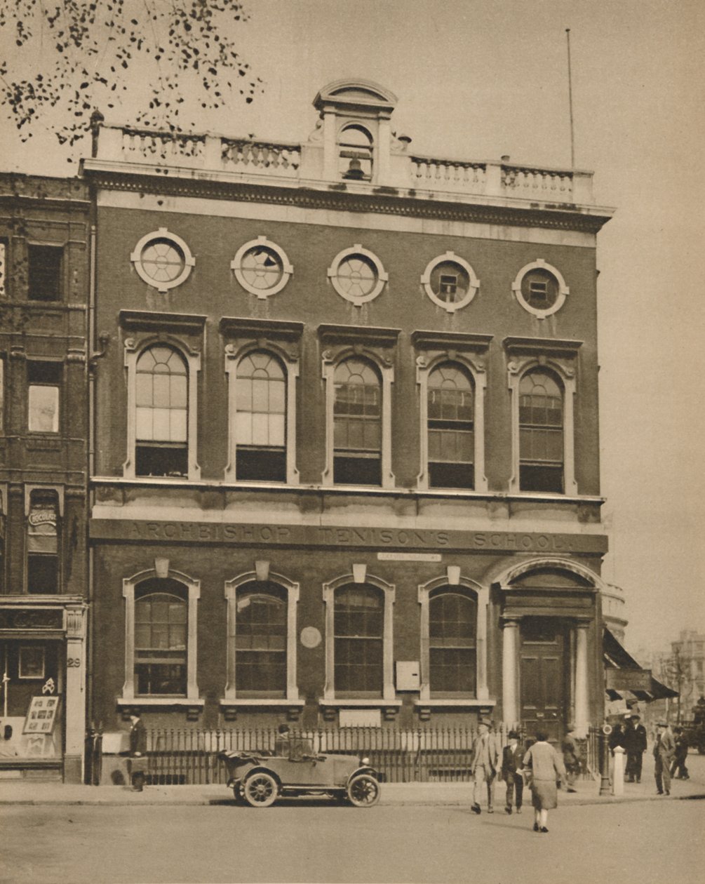 École à Leicester Square sur le site de la maison de Hogarth - Donald McLeish