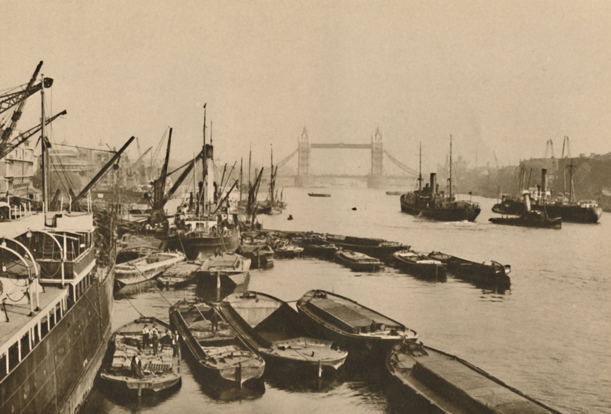 Navires dans le Pool de Londres : une vue de London Bridge à Tower Bridge, vers 1935 - Donald McLeish