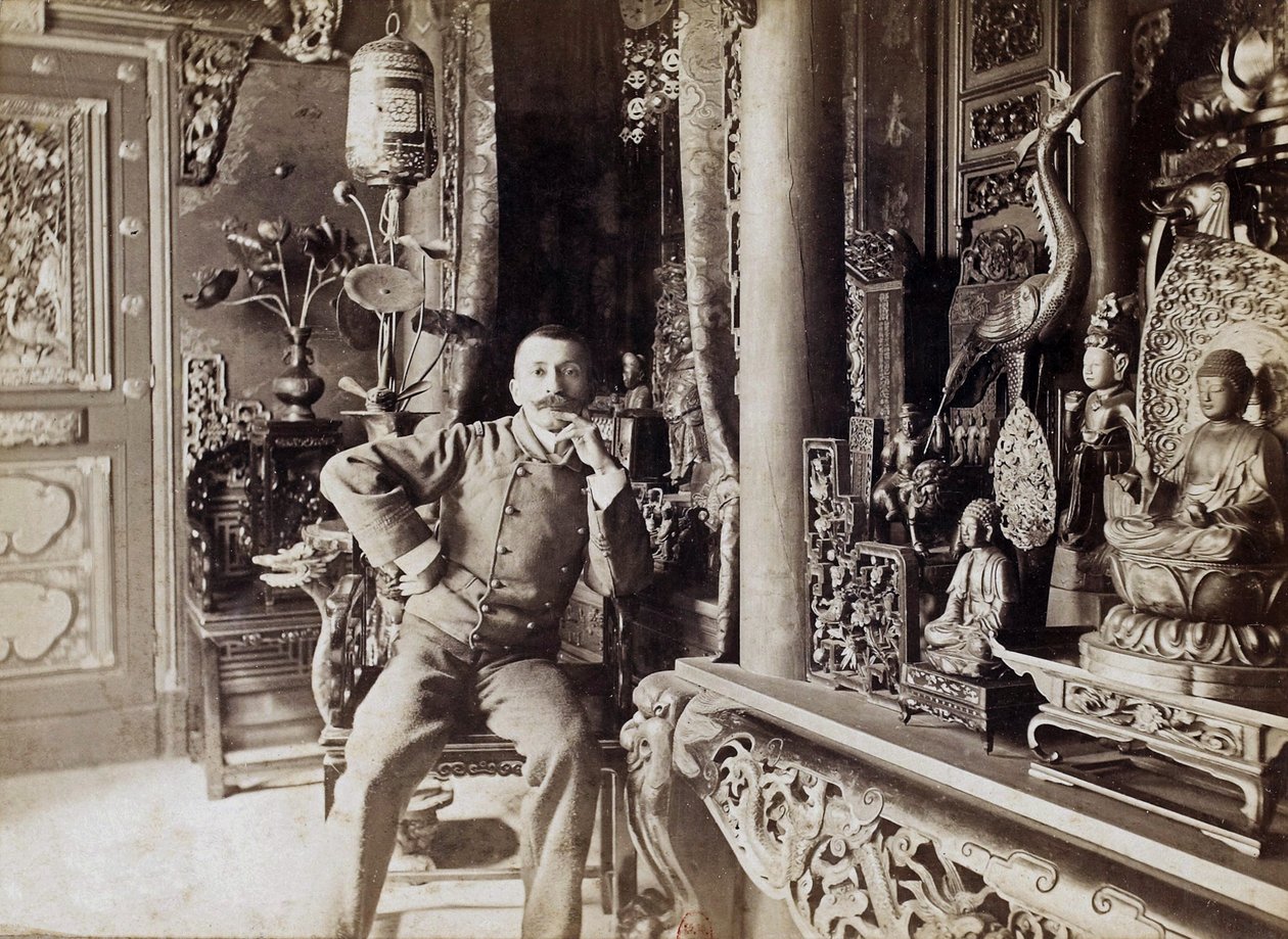 Pierre Loti (1850-1923) écrivain français, chez lui à Rochefort, photo de Paul Cardon alias Dornac, vers 1892 - Dornac