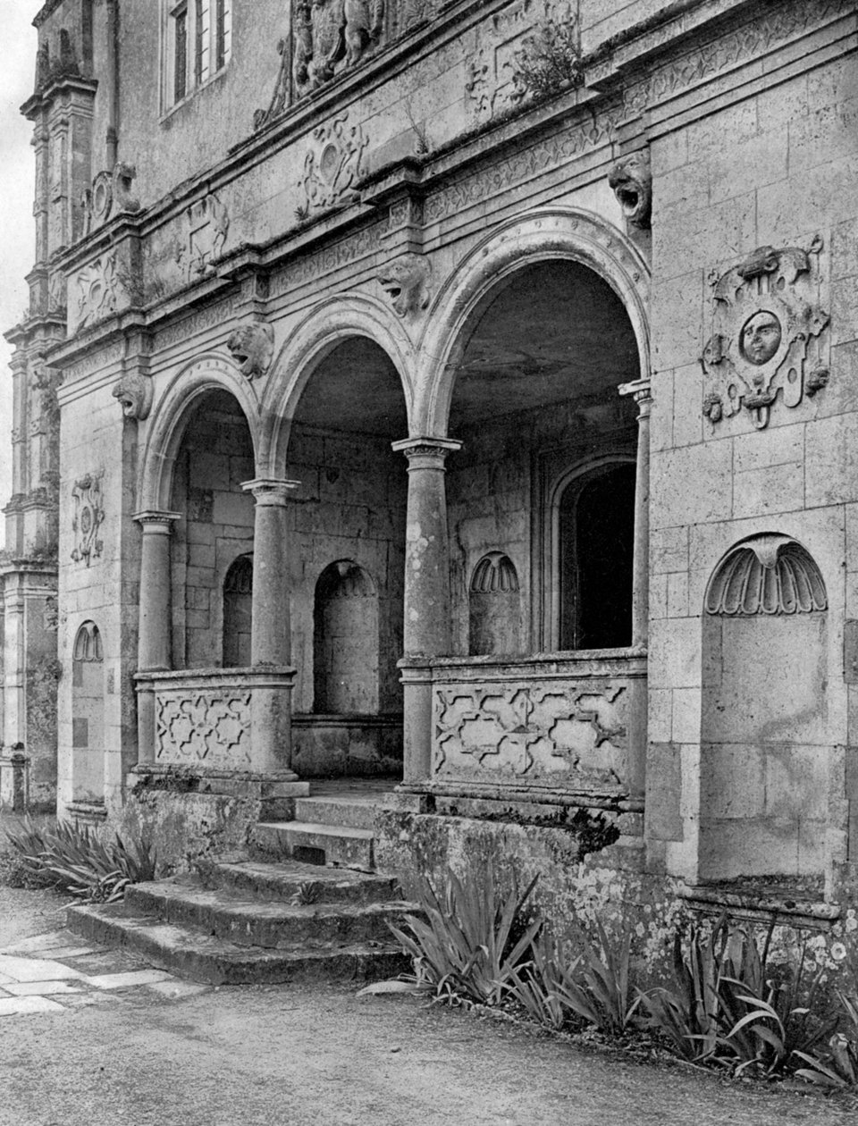 La loggia, Cranborne Manor House, Dorset, 1924-1926 - E. Bastard