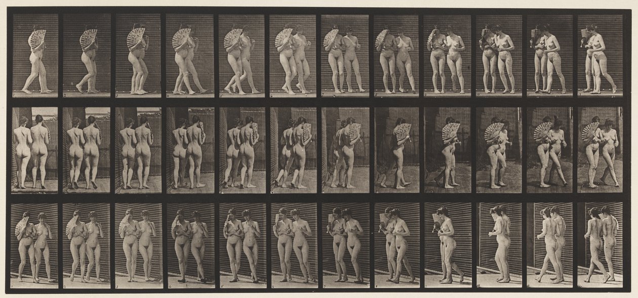 Planche 54. Marche, deux modèles/un agitant un éventail, bras dessus bras dessous - Eadweard Muybridge