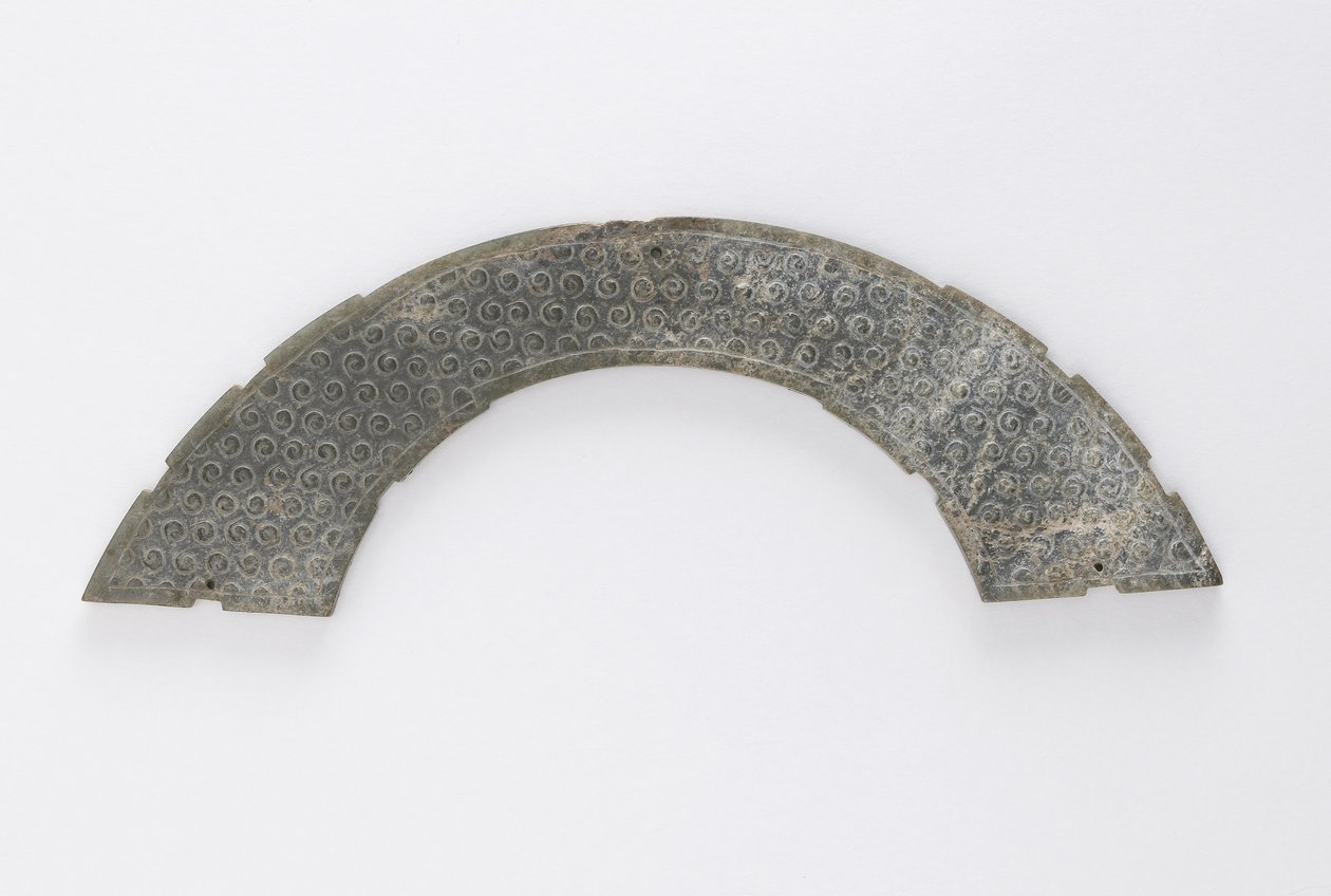Plaque mince coupée en arc de cercle, du type huang, Changsha, province du Hunan, IVe-IIIe siècle av. J.-C. - Eastern Zhou Dynasty Chinese School