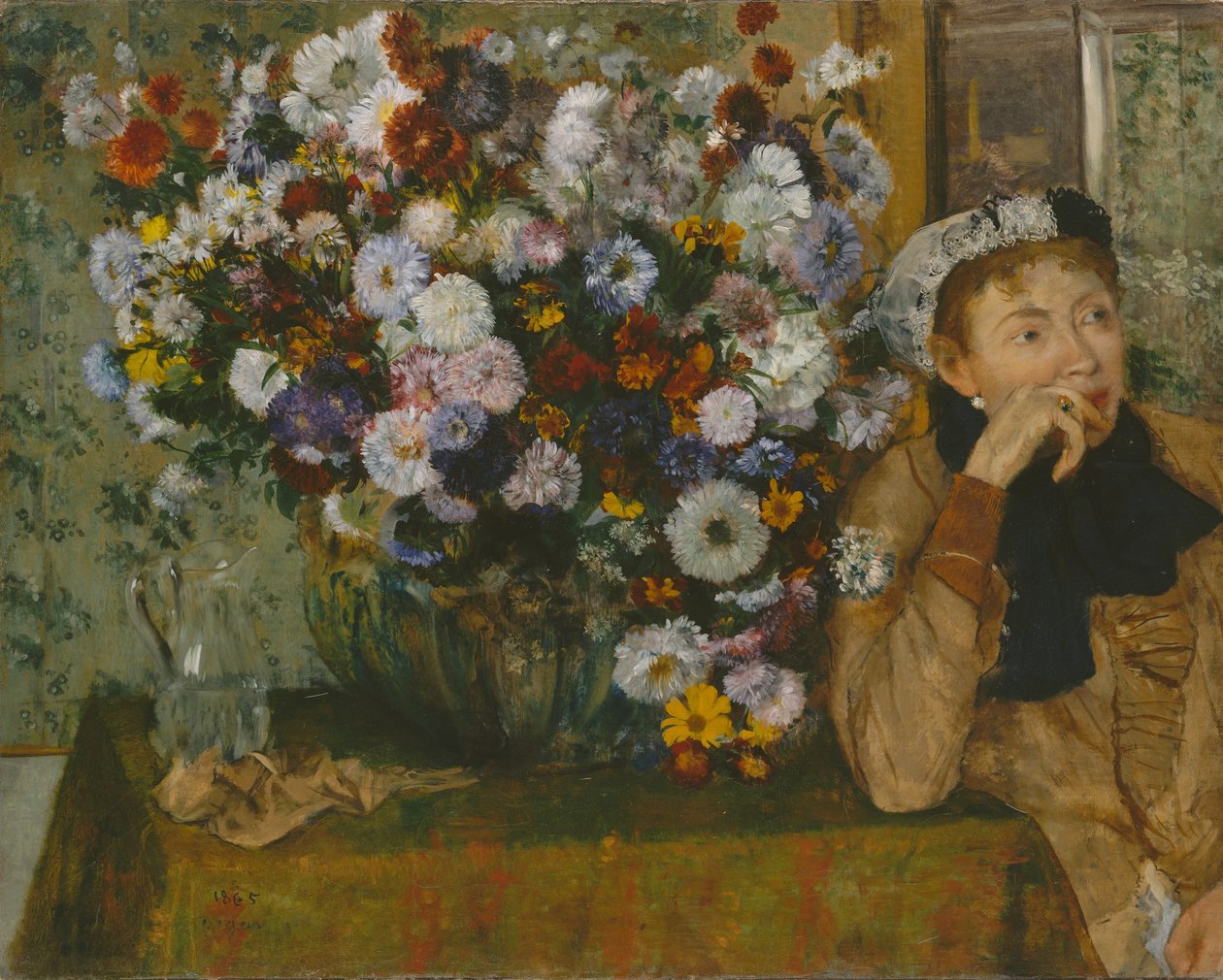 Une femme assise à côté d