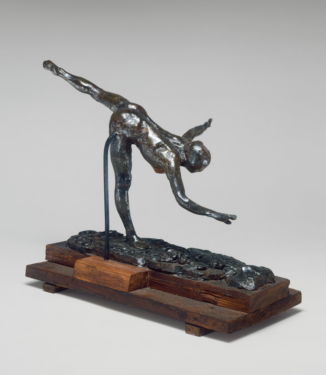 Arabesque sur la jambe droite, main droite près du sol, bras gauche tendu - première arabesque penchée - Edgar Degas
