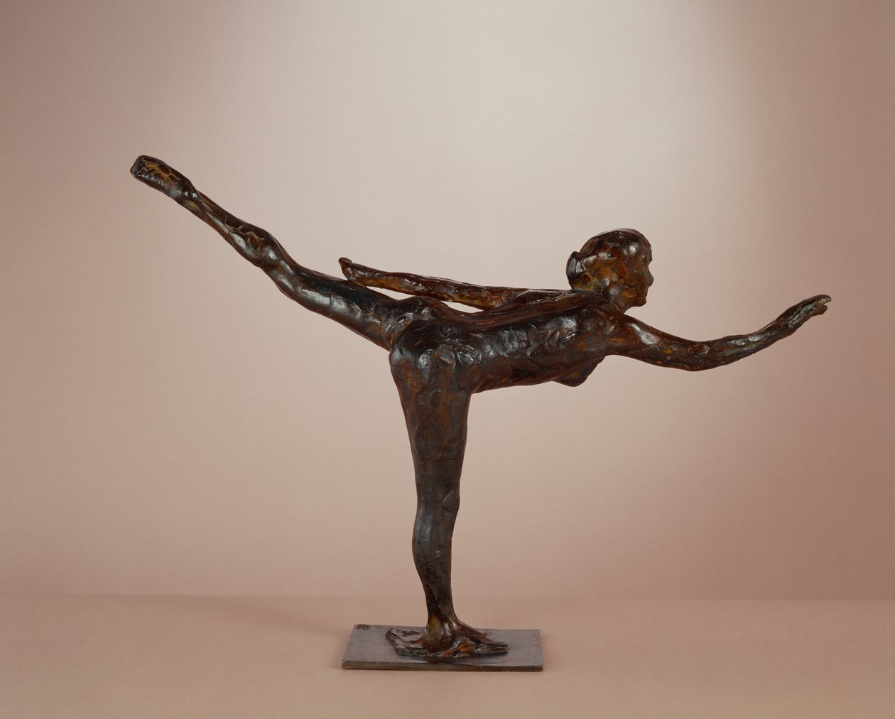 Danseuse : arabesque sur la jambe droite, bras gauche dans l