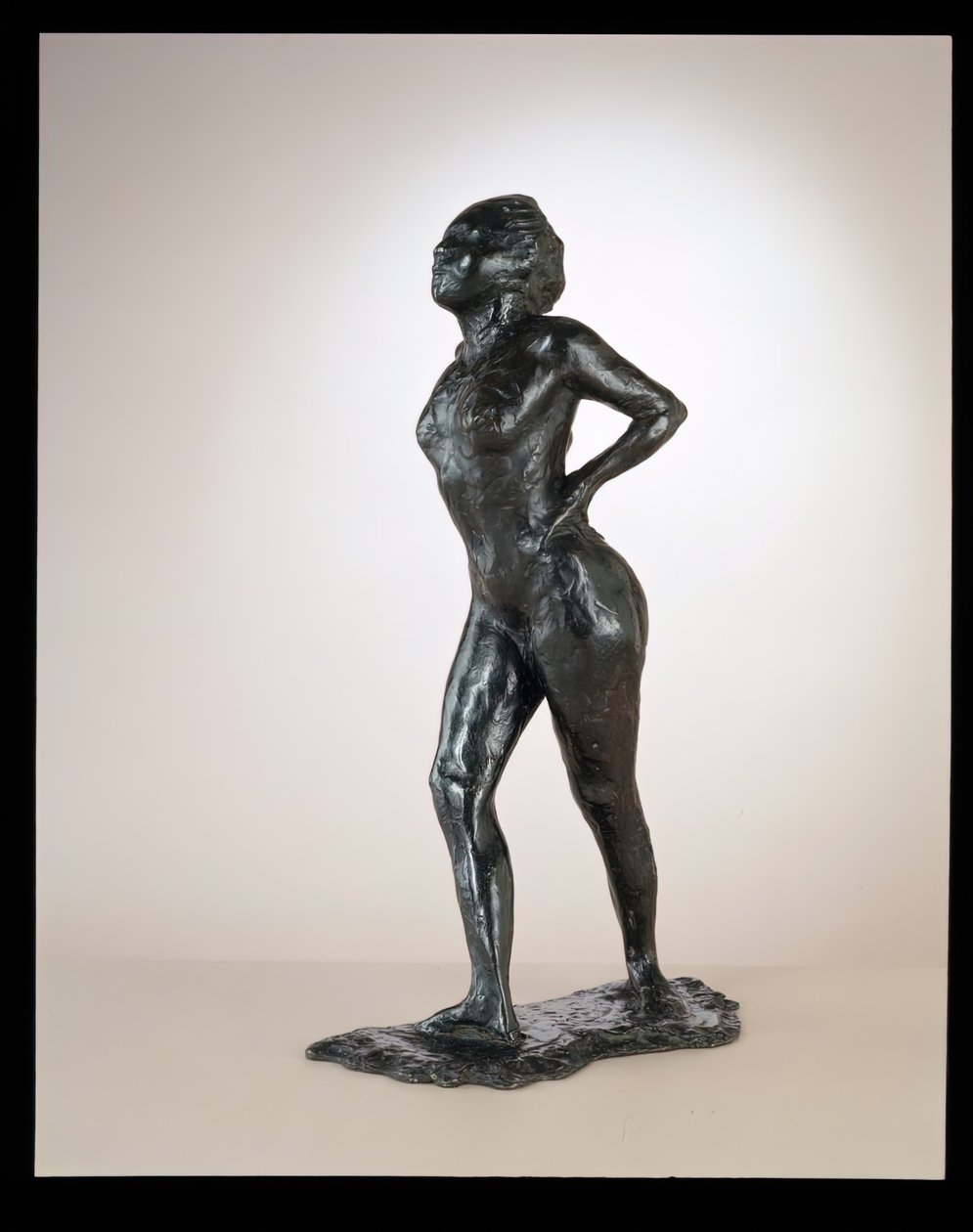 Danseur au repos, mains sur les hanches, jambe droite en avant - Edgar Degas