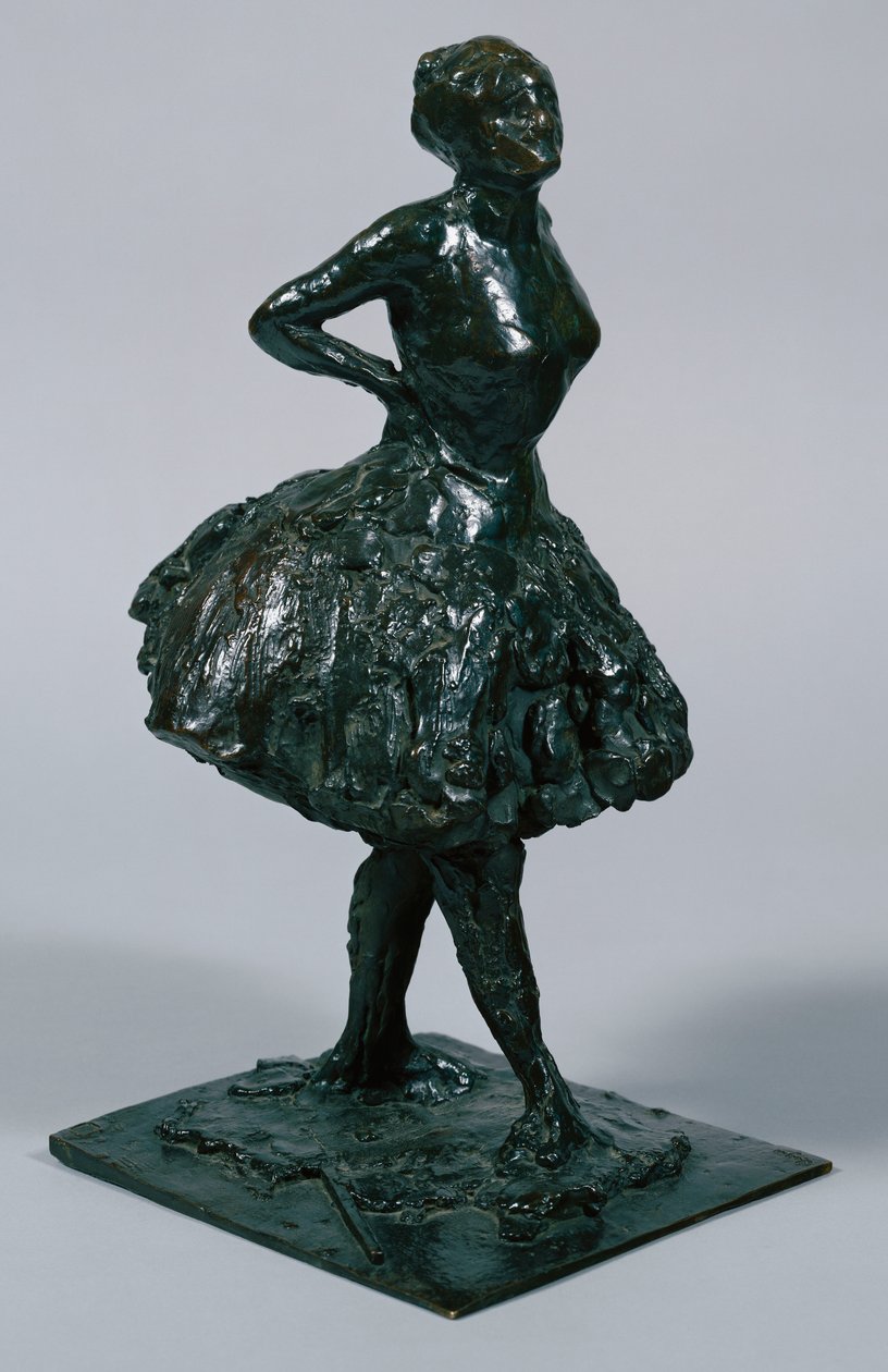 Danseuse en tenue décontractée, les mains sur les hanches, la jambe droite en avant, moulée c.1919-21 - Edgar Degas