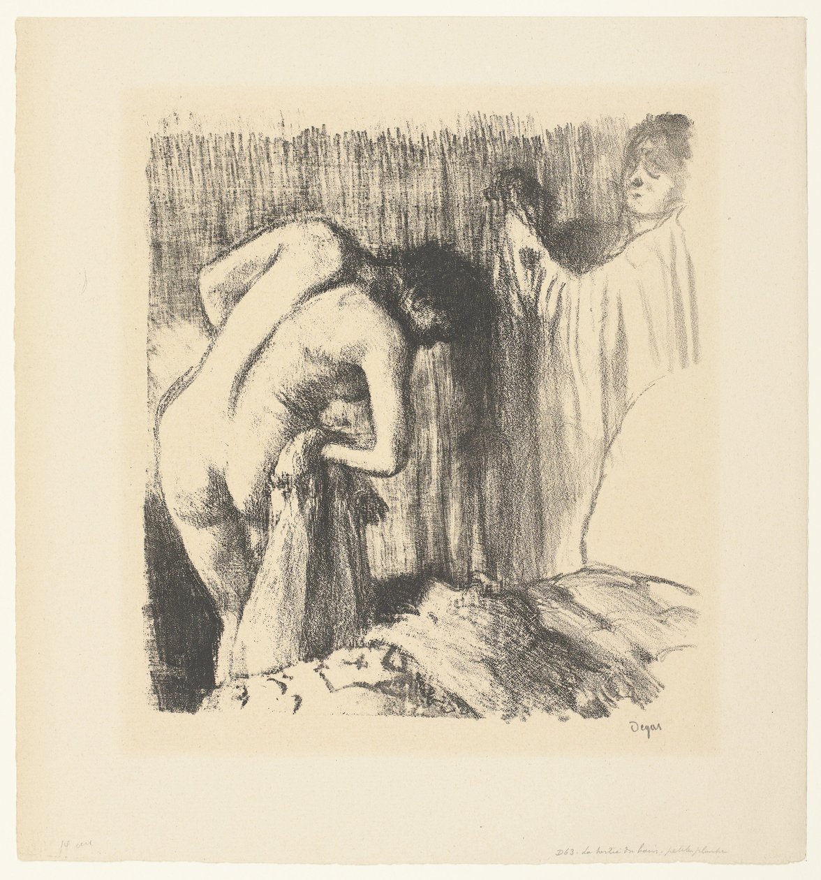Femme se séchant après son bain et recevant des vêtements d