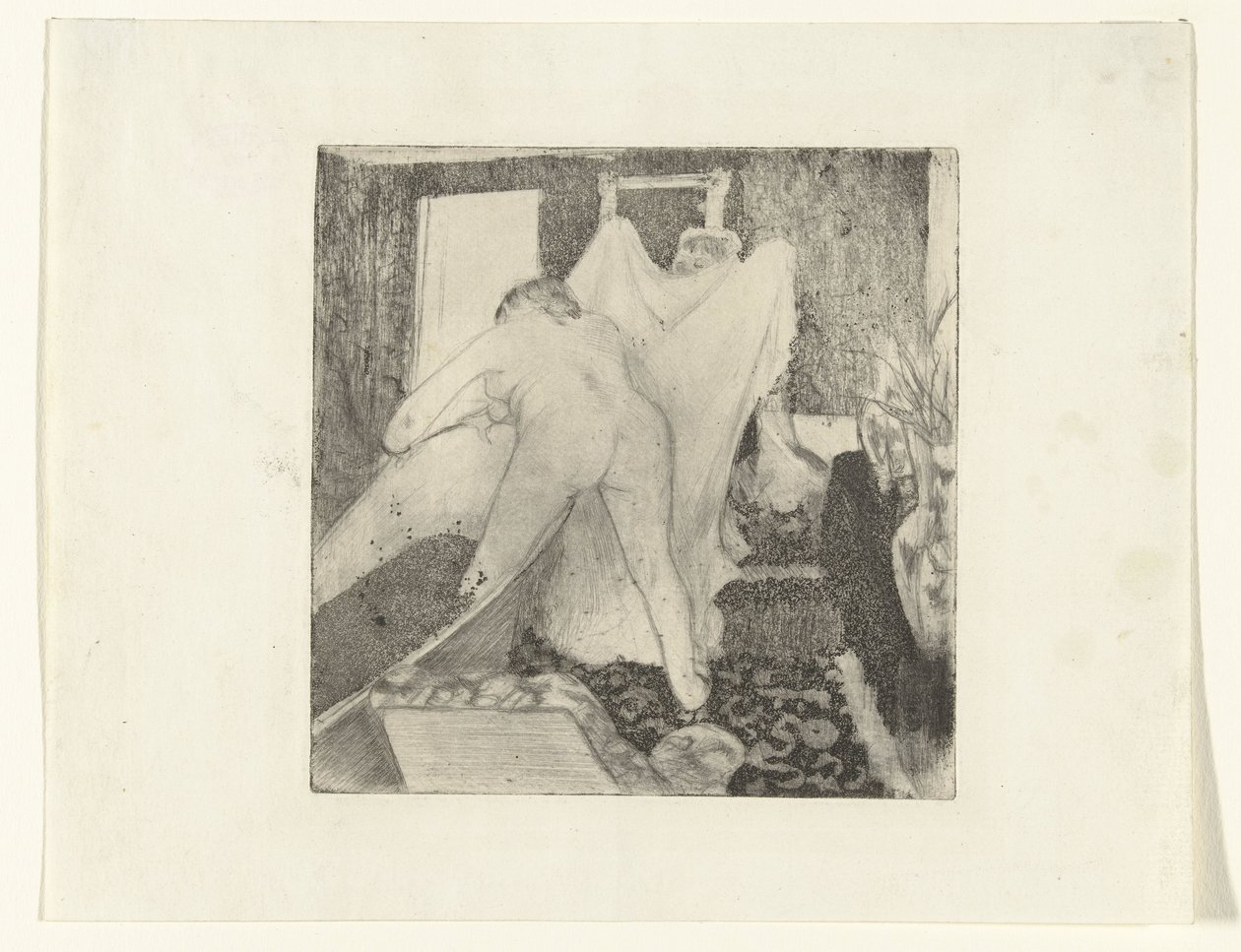 Femme sortant du bain et recevant une serviette d