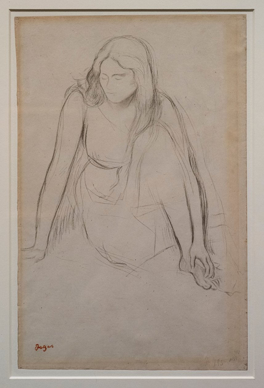 Femme assise au bord de l